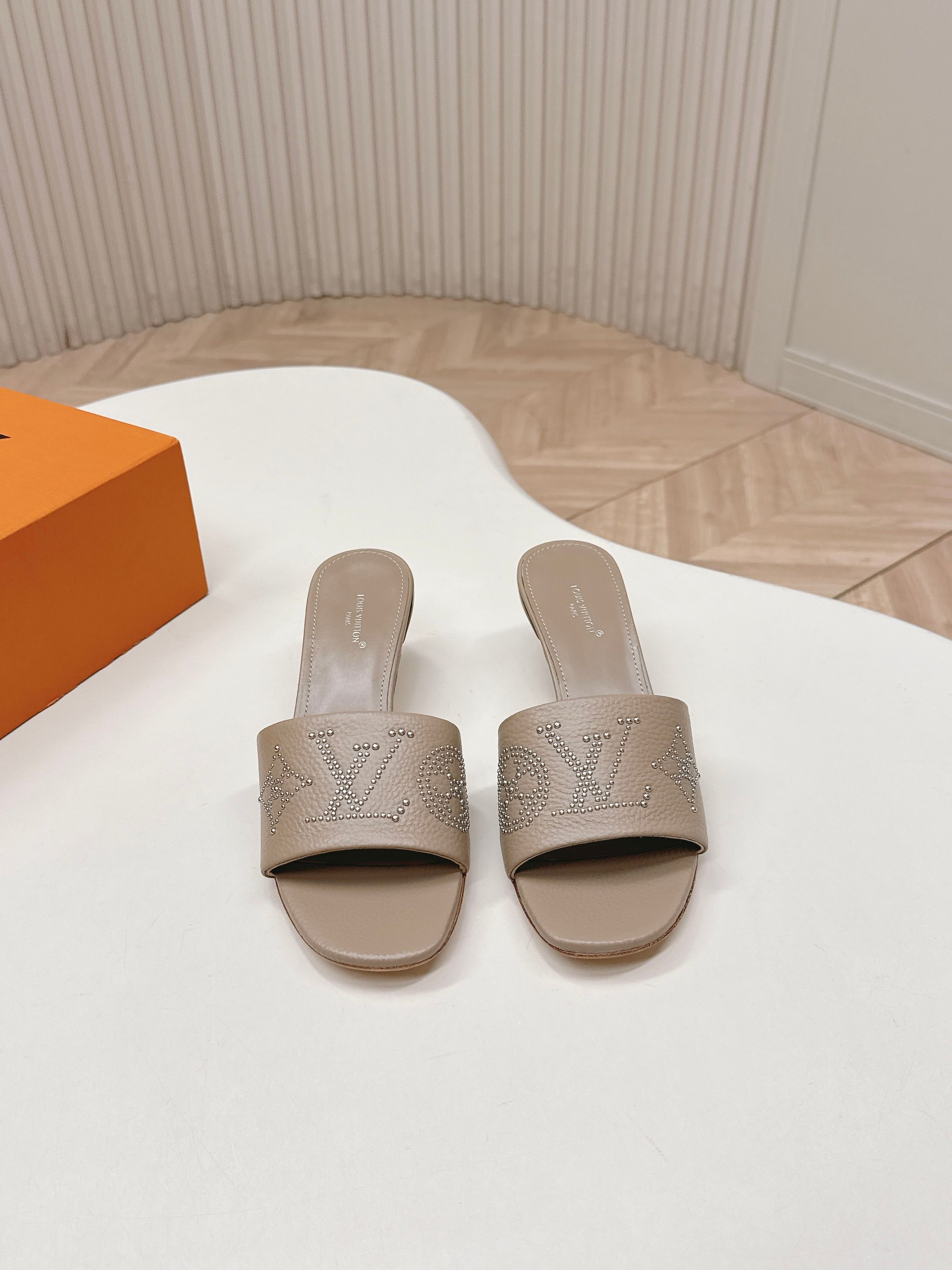 Louis Vuitton 5 5cm 铆钉皮面款 LV驴牌 2026系列 春夏新款高跟凉拖鞋 楦型百搭瘦脚yyds