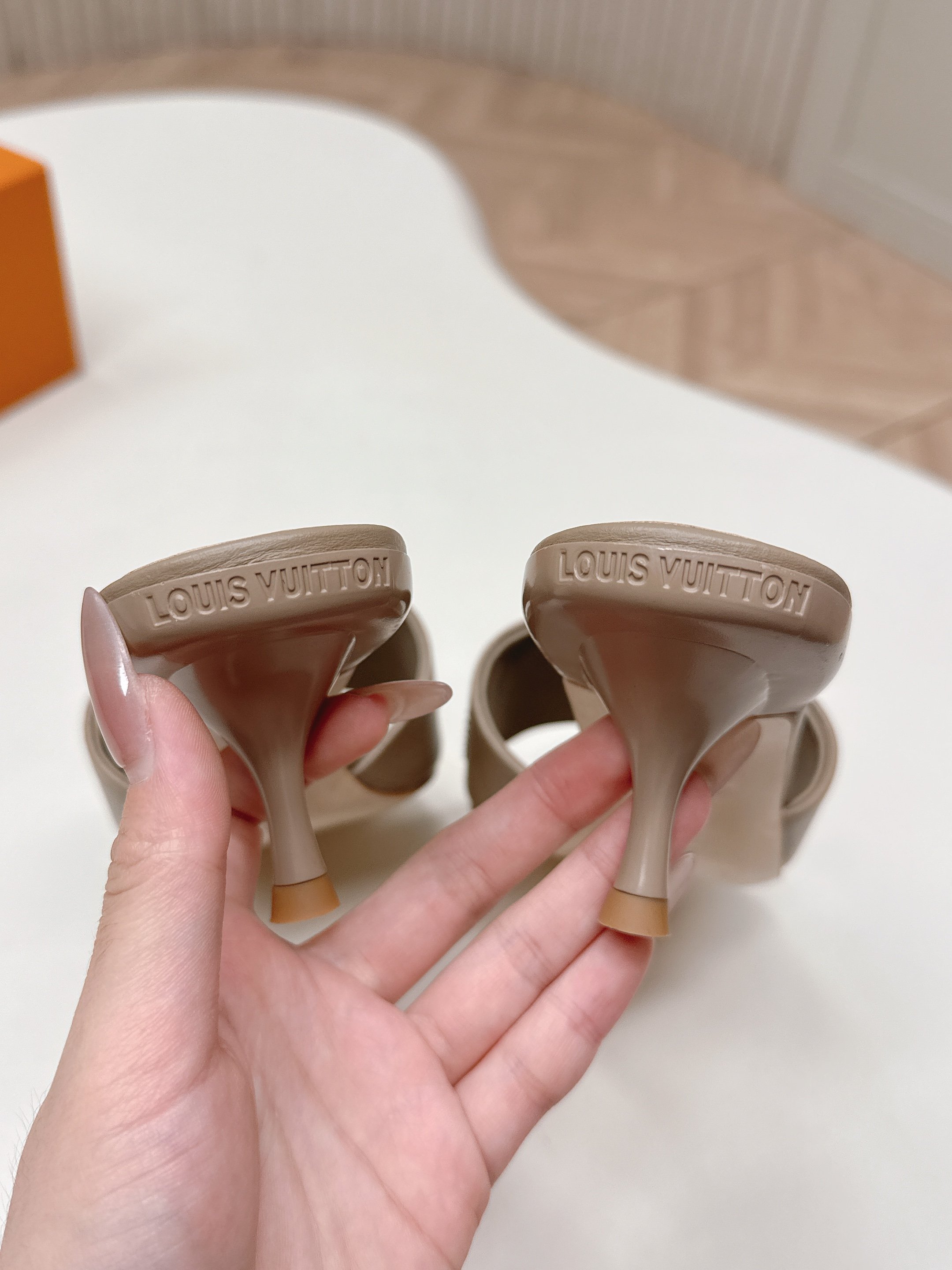 Louis Vuitton 5 5cm 铆钉皮面款 LV驴牌 2026系列 春夏新款高跟凉拖鞋 楦型百搭瘦脚yyds