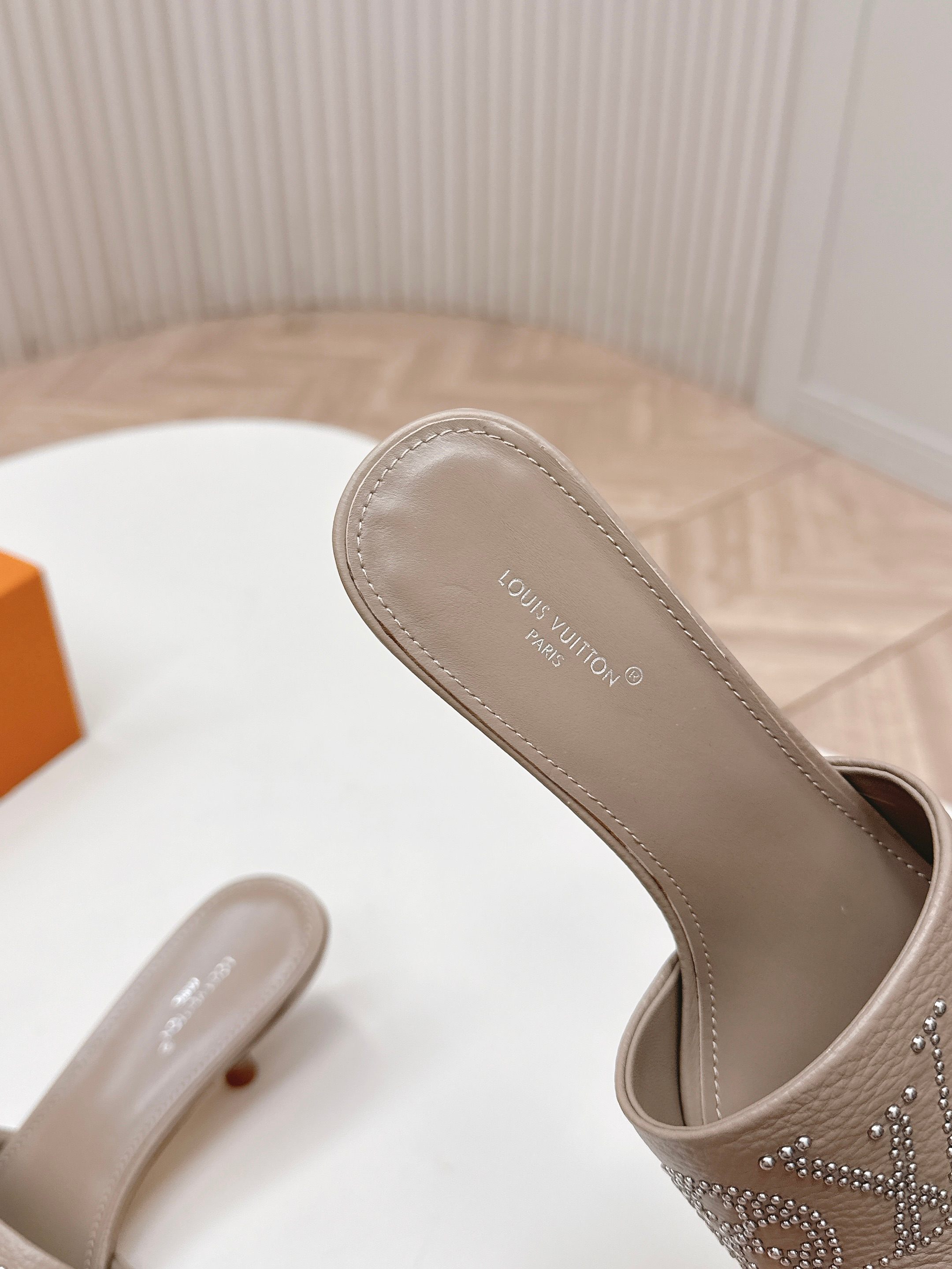 Louis Vuitton 5 5cm 铆钉皮面款 LV驴牌 2026系列 春夏新款高跟凉拖鞋 楦型百搭瘦脚yyds