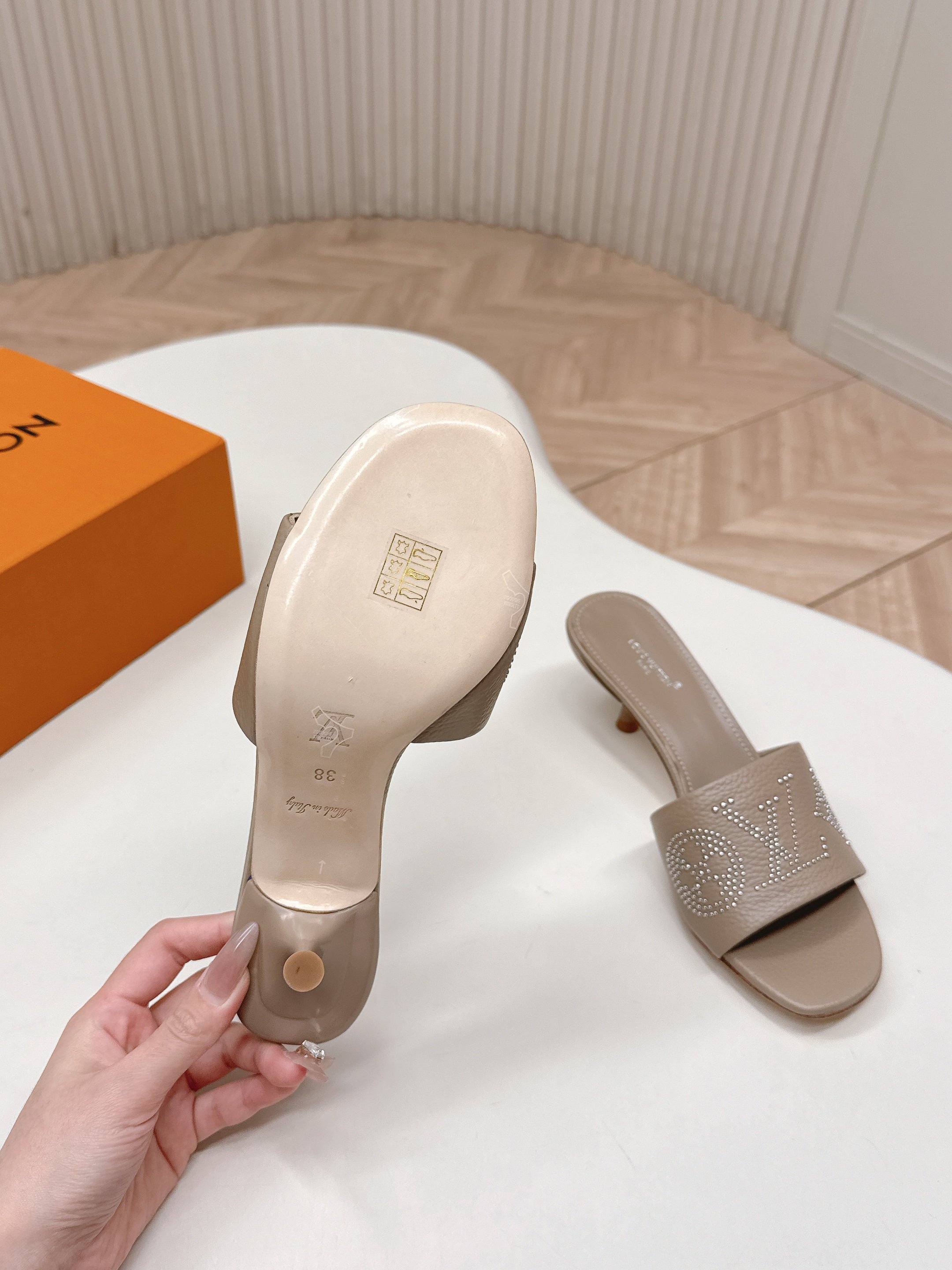 Louis Vuitton 5 5cm 铆钉皮面款 LV驴牌 2026系列 春夏新款高跟凉拖鞋 楦型百搭瘦脚yyds
