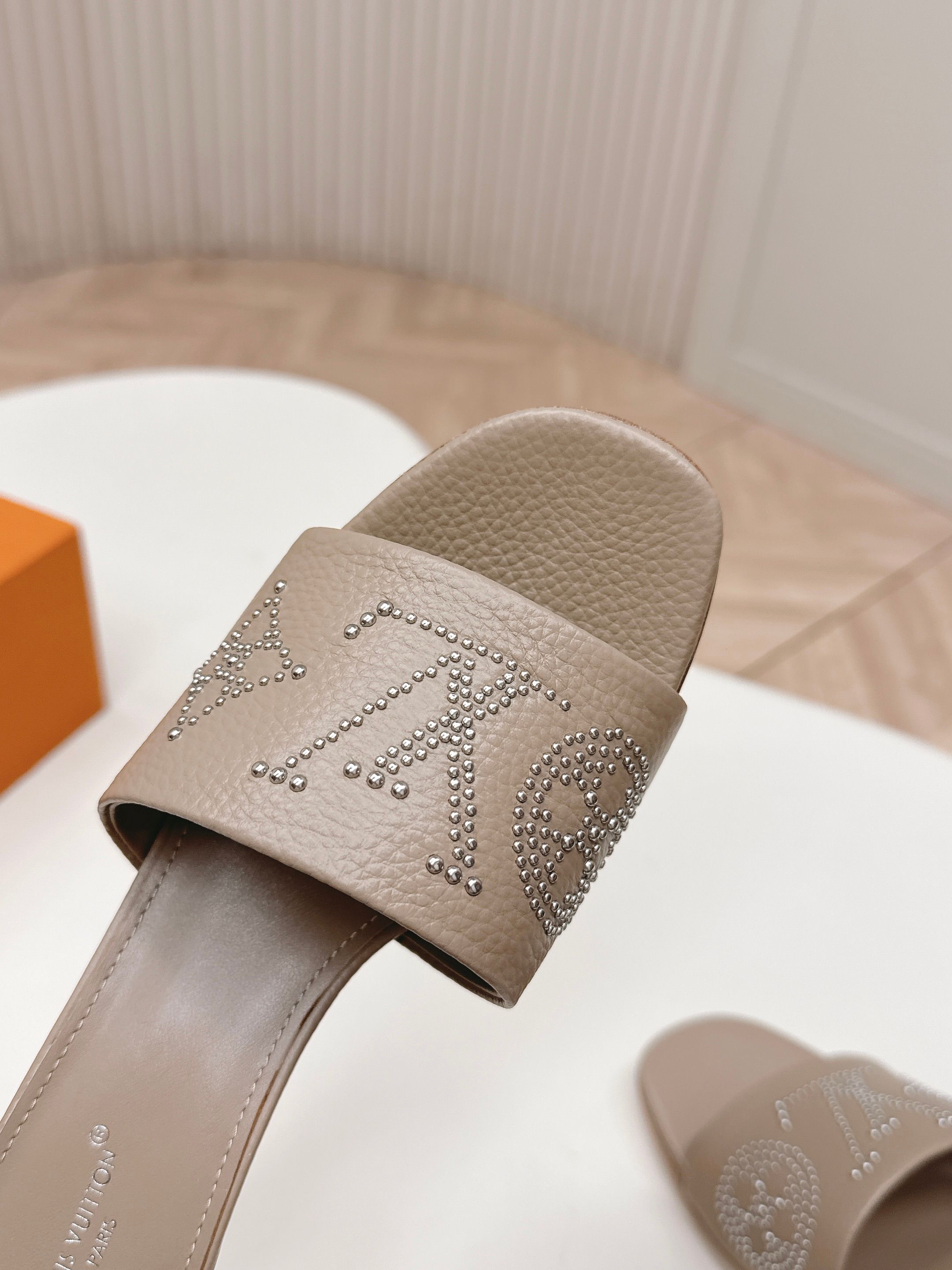 Louis Vuitton 5 5cm 铆钉皮面款 LV驴牌 2026系列 春夏新款高跟凉拖鞋 楦型百搭瘦脚yyds