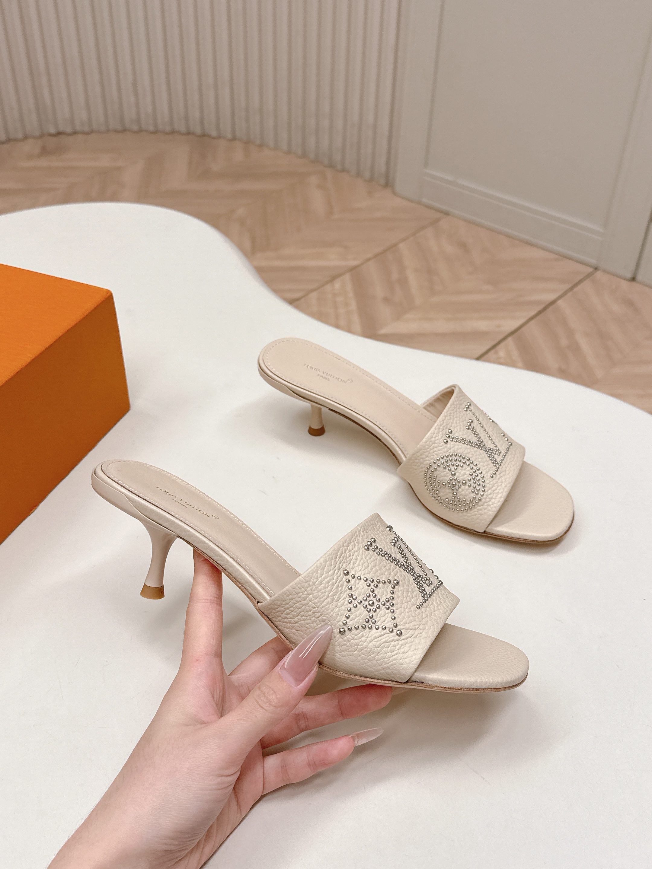 Louis Vuitton 5 5cm 铆钉皮面款 LV驴牌 2026系列 春夏新款高跟凉拖鞋 楦型百搭瘦脚yyds