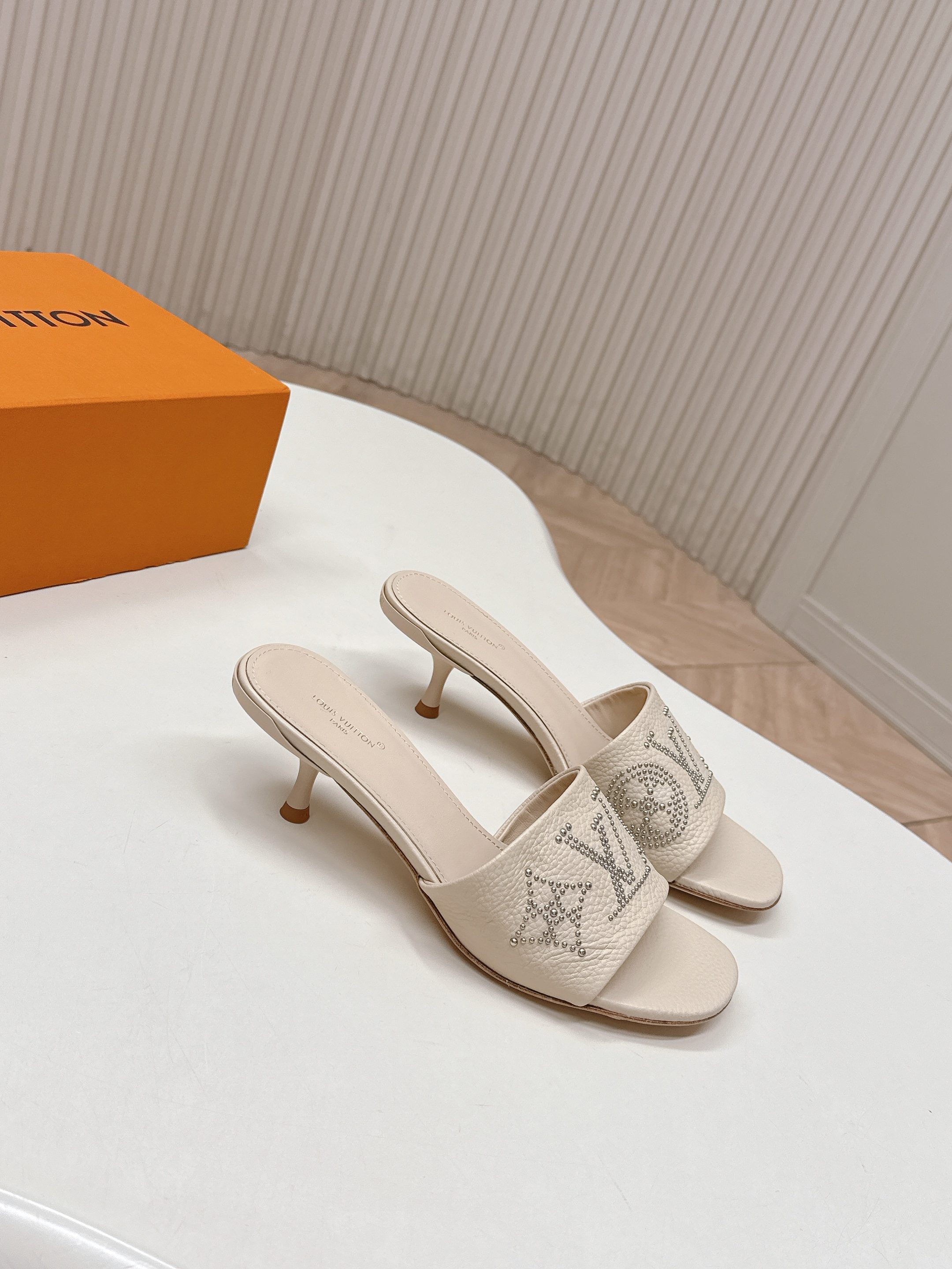 Louis Vuitton 5 5cm 铆钉皮面款 LV驴牌 2026系列 春夏新款高跟凉拖鞋 楦型百搭瘦脚yyds