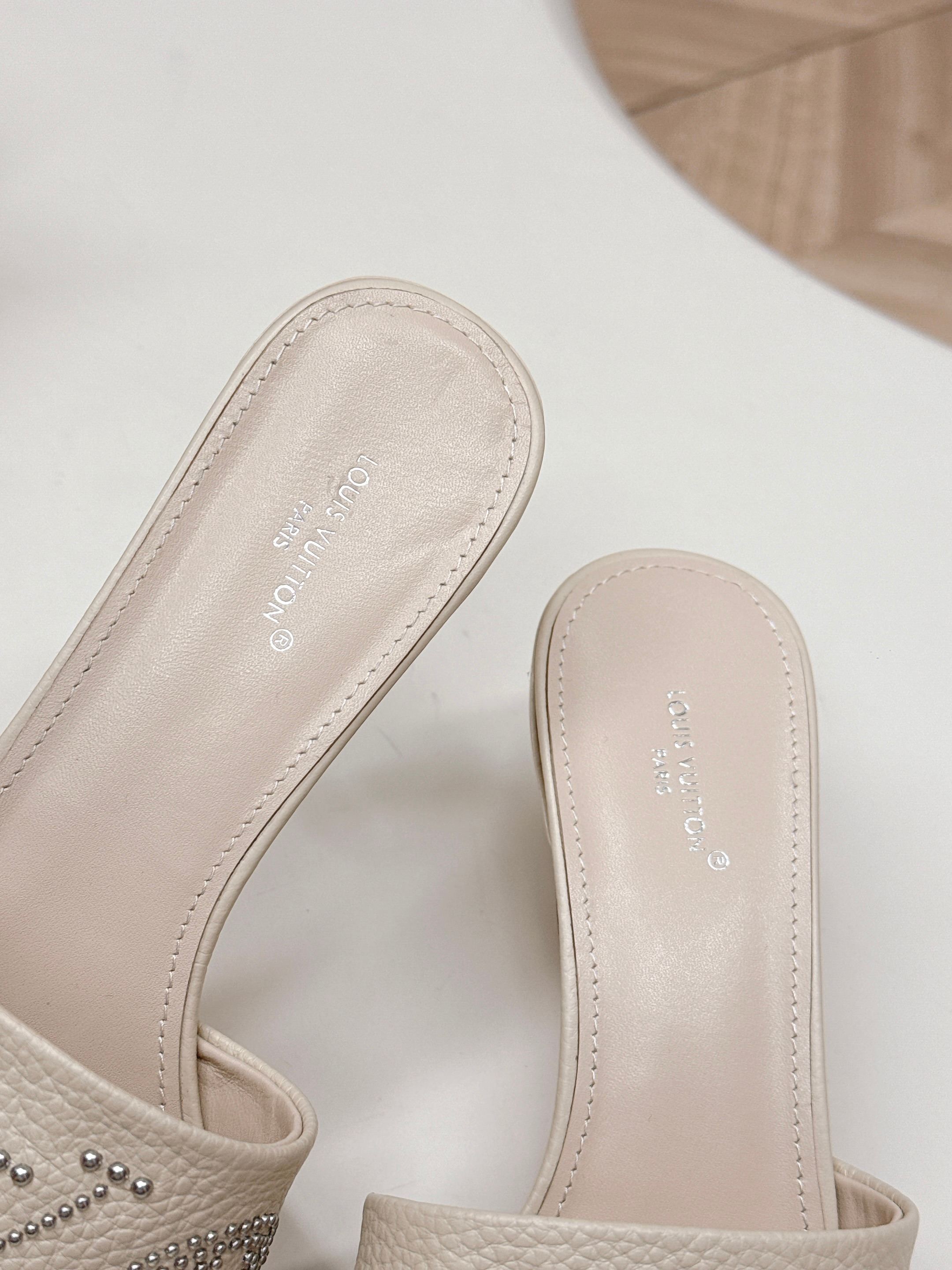 Louis Vuitton 5 5cm 铆钉皮面款 LV驴牌 2026系列 春夏新款高跟凉拖鞋 楦型百搭瘦脚yyds