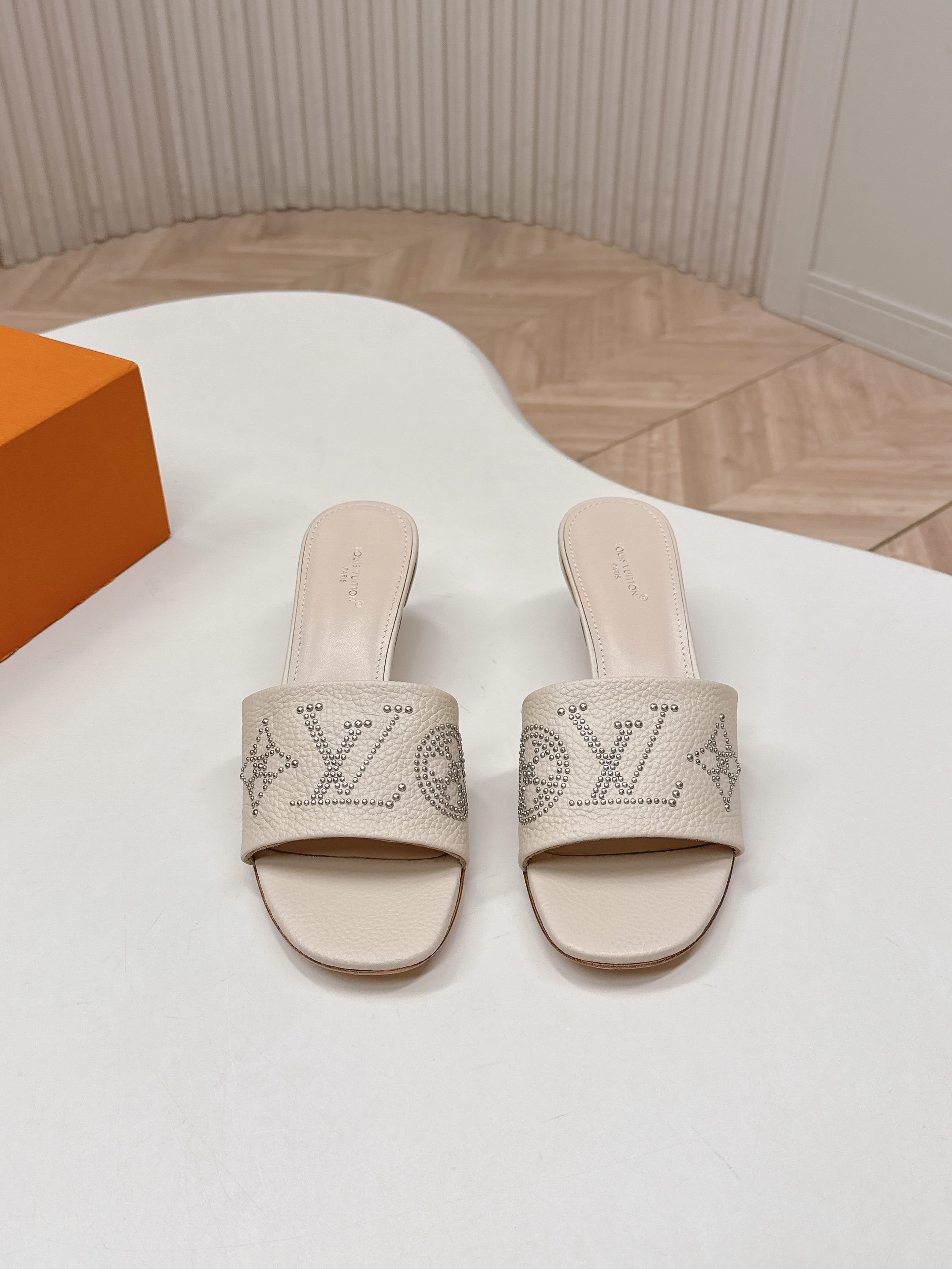 Louis Vuitton 5 5cm 铆钉皮面款 LV驴牌 2026系列 春夏新款高跟凉拖鞋 楦型百搭瘦脚yyds