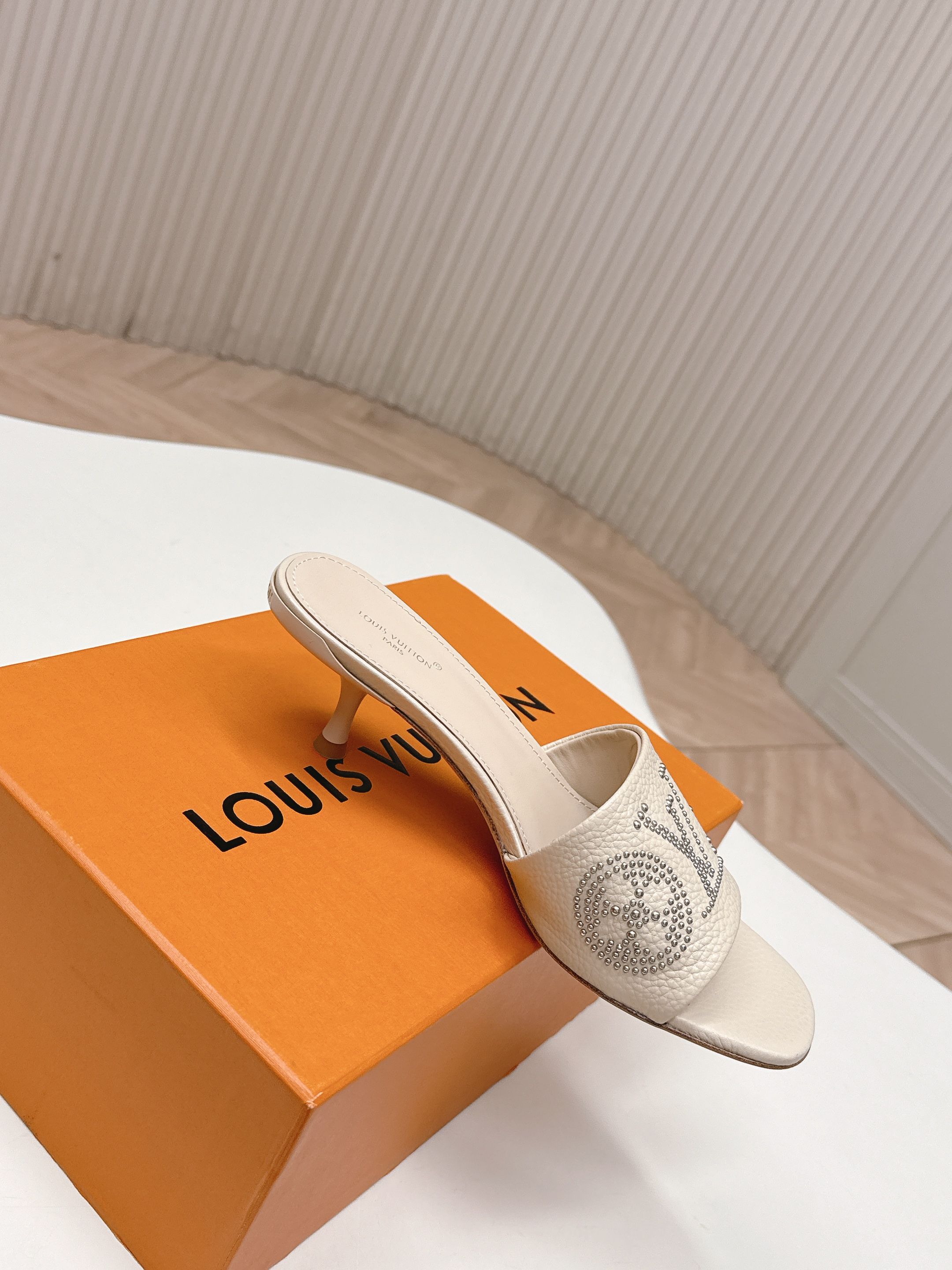 Louis Vuitton 5 5cm 铆钉皮面款 LV驴牌 2026系列 春夏新款高跟凉拖鞋 楦型百搭瘦脚yyds