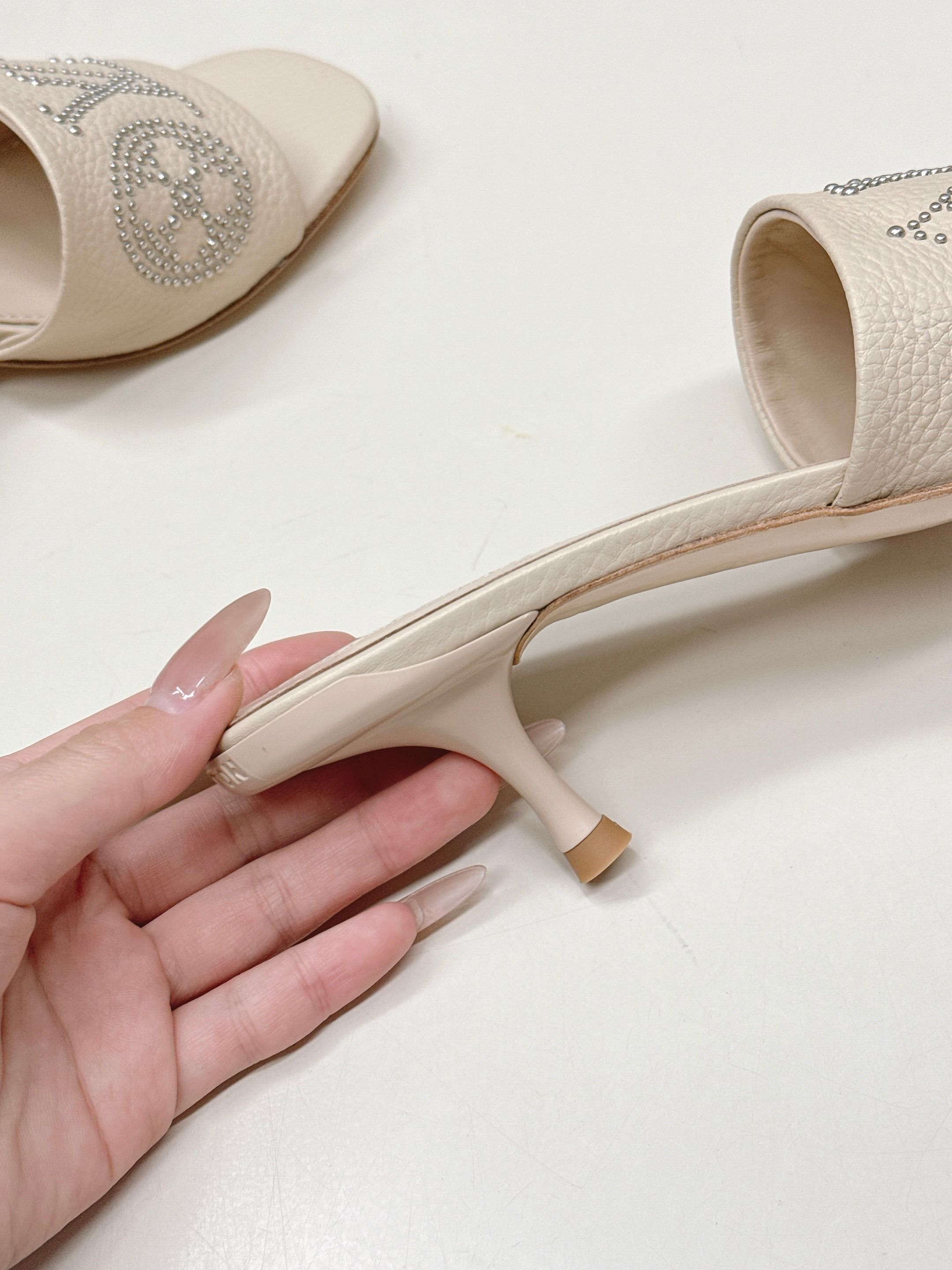 Louis Vuitton 5 5cm 铆钉皮面款 LV驴牌 2026系列 春夏新款高跟凉拖鞋 楦型百搭瘦脚yyds