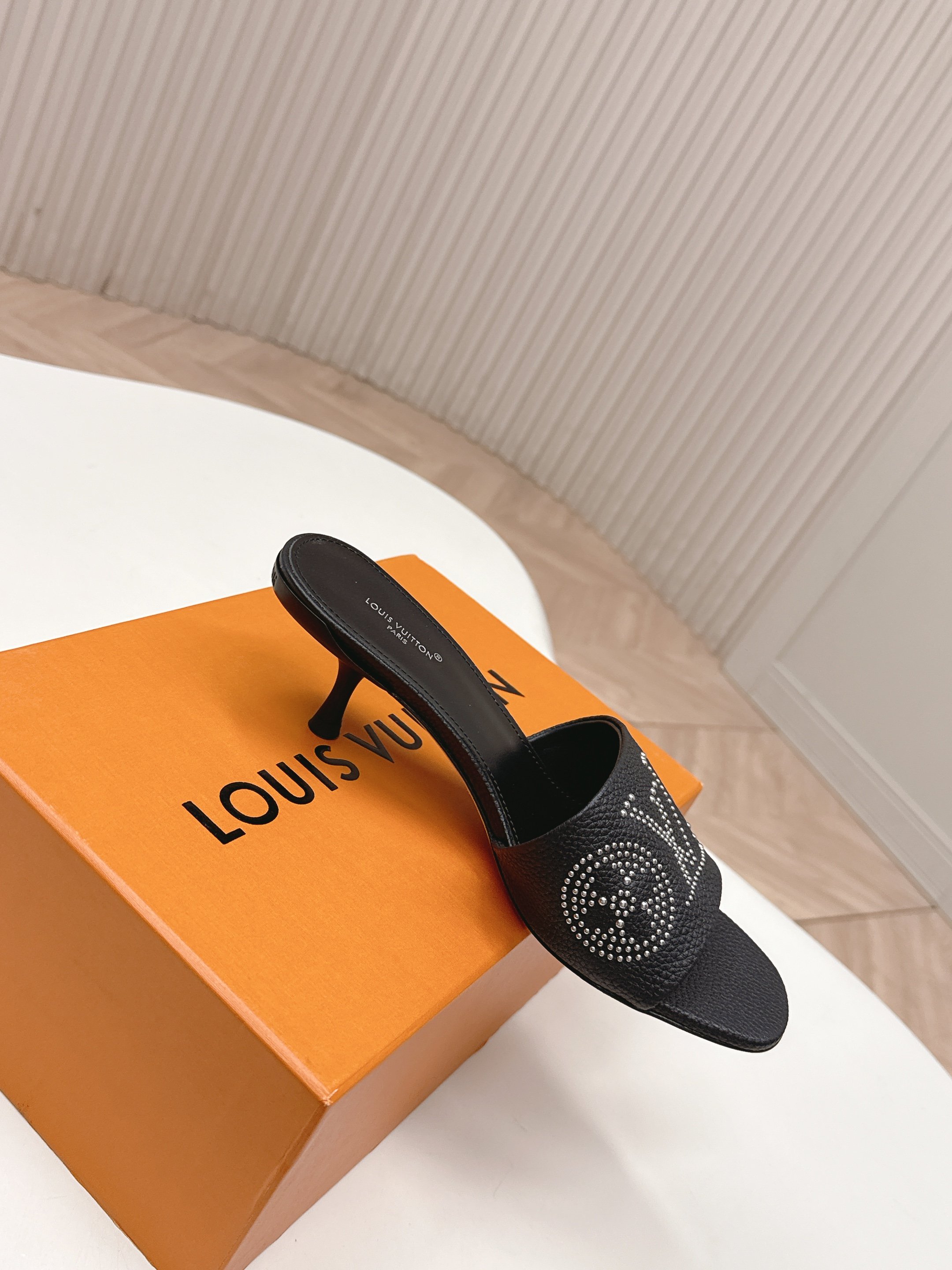 Louis Vuitton 5 5cm 铆钉皮面款 LV驴牌 2026系列 春夏新款高跟凉拖鞋 楦型百搭瘦脚yyds