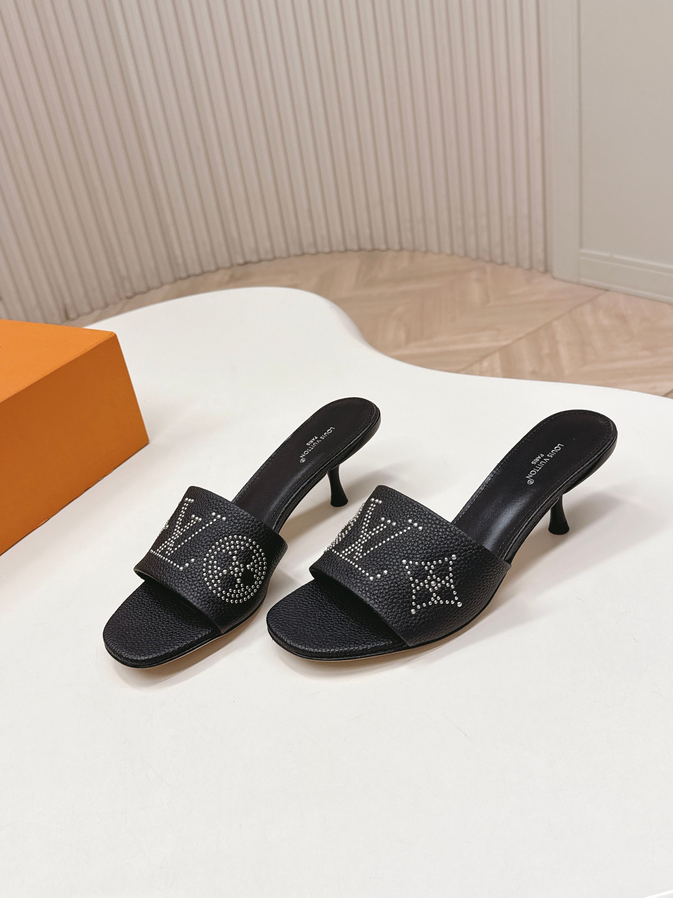 NO:747791,5.5cm riveted leather model from LV Donkey brand 2026 series new high-heeled sandals for spring and summer. Versatile last shape for slim feet yyds. Three-dimensional and full shape. Comfortable on the feet. Original mold buckle hardware, very retro style and full of aura. The original presbyopic design style is very classic. Perfect details. Upper cowhide. Lining: Sheepskin. Outsole: Italian leather outsole. Size: 35-40.  41.42 order, slippers, louis vuitton, louis vuitton, slippers, cowhide, sheepskin, Leather soles198609095.5cm 铆钉皮面款 出LV驴牌 2026系列 春夏新款高跟凉拖鞋 楦型百搭瘦脚yyds.造型立体饱满 上脚舒适 原版模具饰扣五金,非常复古风、气场十足,原版老花设计风格非常经典 细节完美  鞋面牛皮面 内里: 羊皮 大底:意大利真皮大底 Size: 35-40 41.42订,拖鞋,louis vuitton,louis vuitton,slippers,cowhide,sheepskin,Leather soles,Women's Shoes