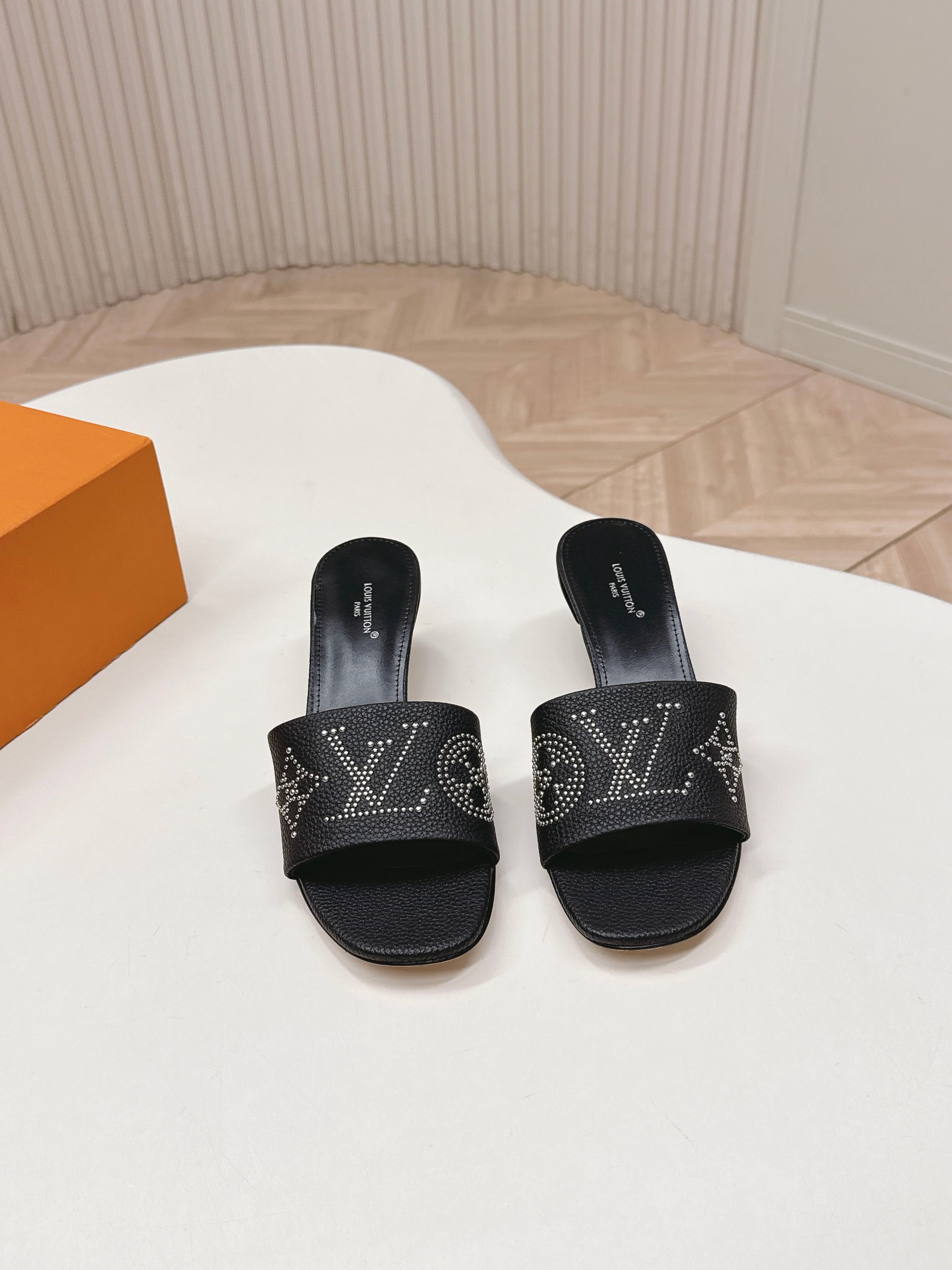 Louis Vuitton 5 5cm 铆钉皮面款 LV驴牌 2026系列 春夏新款高跟凉拖鞋 楦型百搭瘦脚yyds