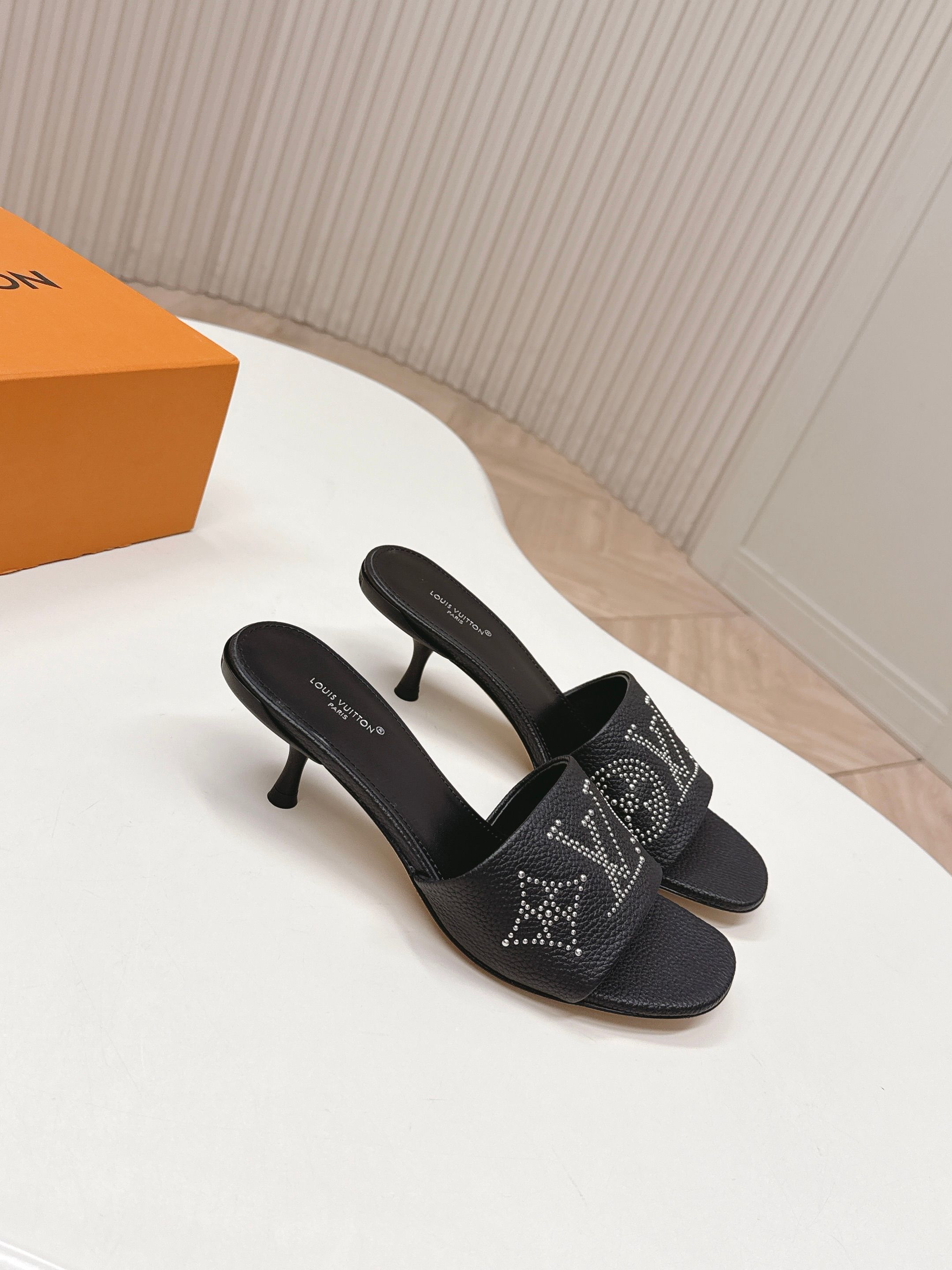 Louis Vuitton 5 5cm 铆钉皮面款 LV驴牌 2026系列 春夏新款高跟凉拖鞋 楦型百搭瘦脚yyds