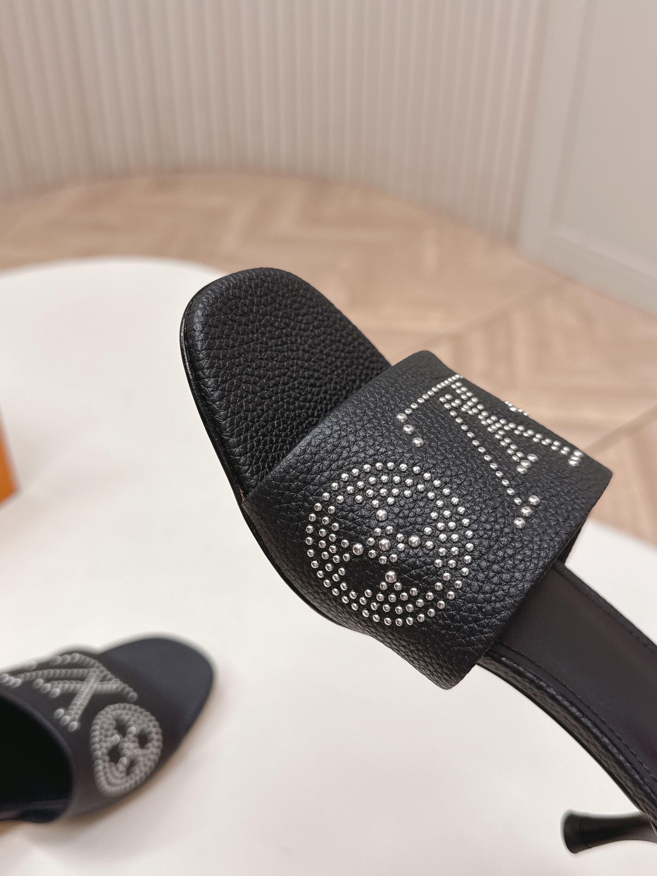 Louis Vuitton 5 5cm 铆钉皮面款 LV驴牌 2026系列 春夏新款高跟凉拖鞋 楦型百搭瘦脚yyds