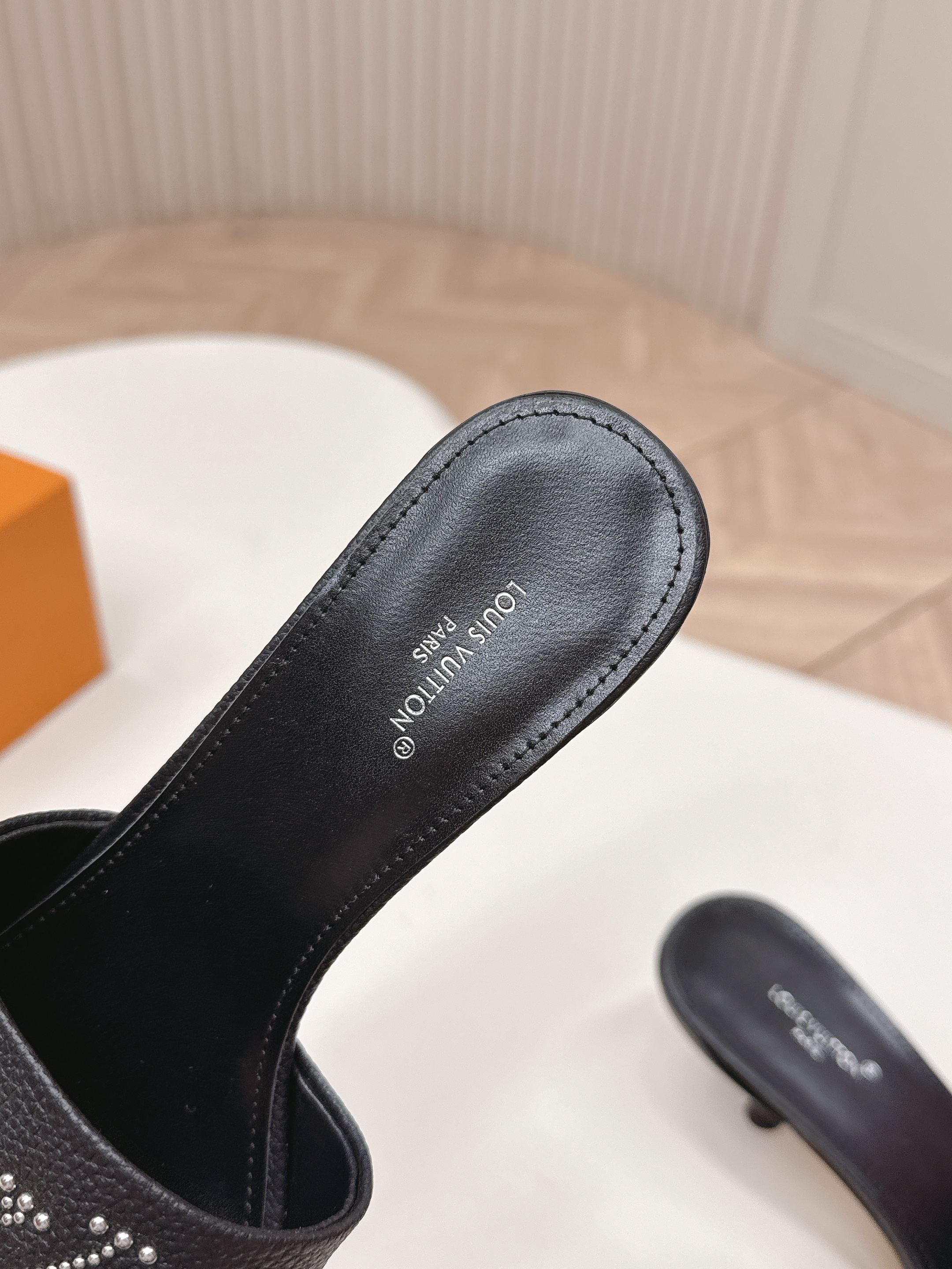 Louis Vuitton 5 5cm 铆钉皮面款 LV驴牌 2026系列 春夏新款高跟凉拖鞋 楦型百搭瘦脚yyds