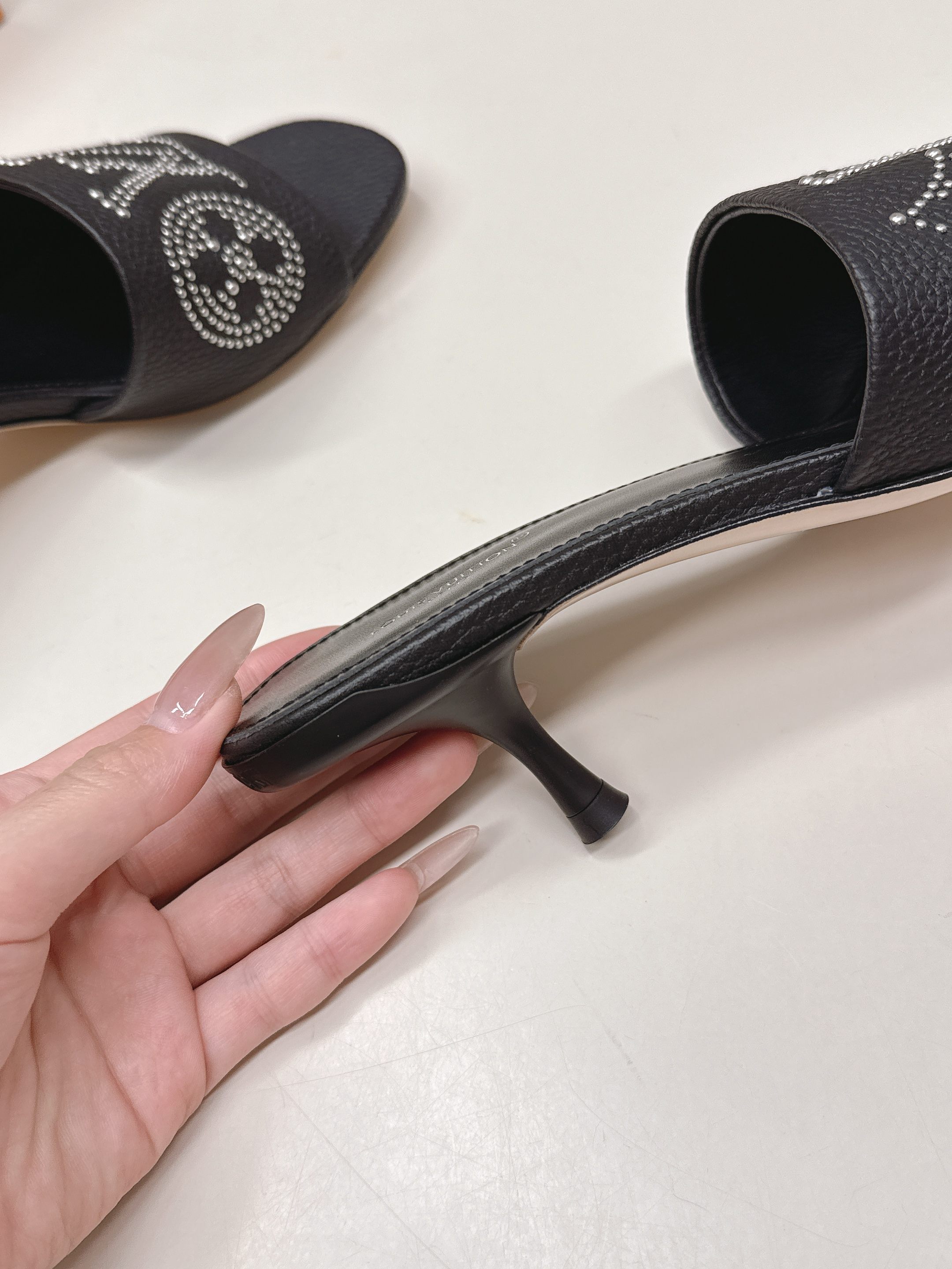 Louis Vuitton 5 5cm 铆钉皮面款 LV驴牌 2026系列 春夏新款高跟凉拖鞋 楦型百搭瘦脚yyds