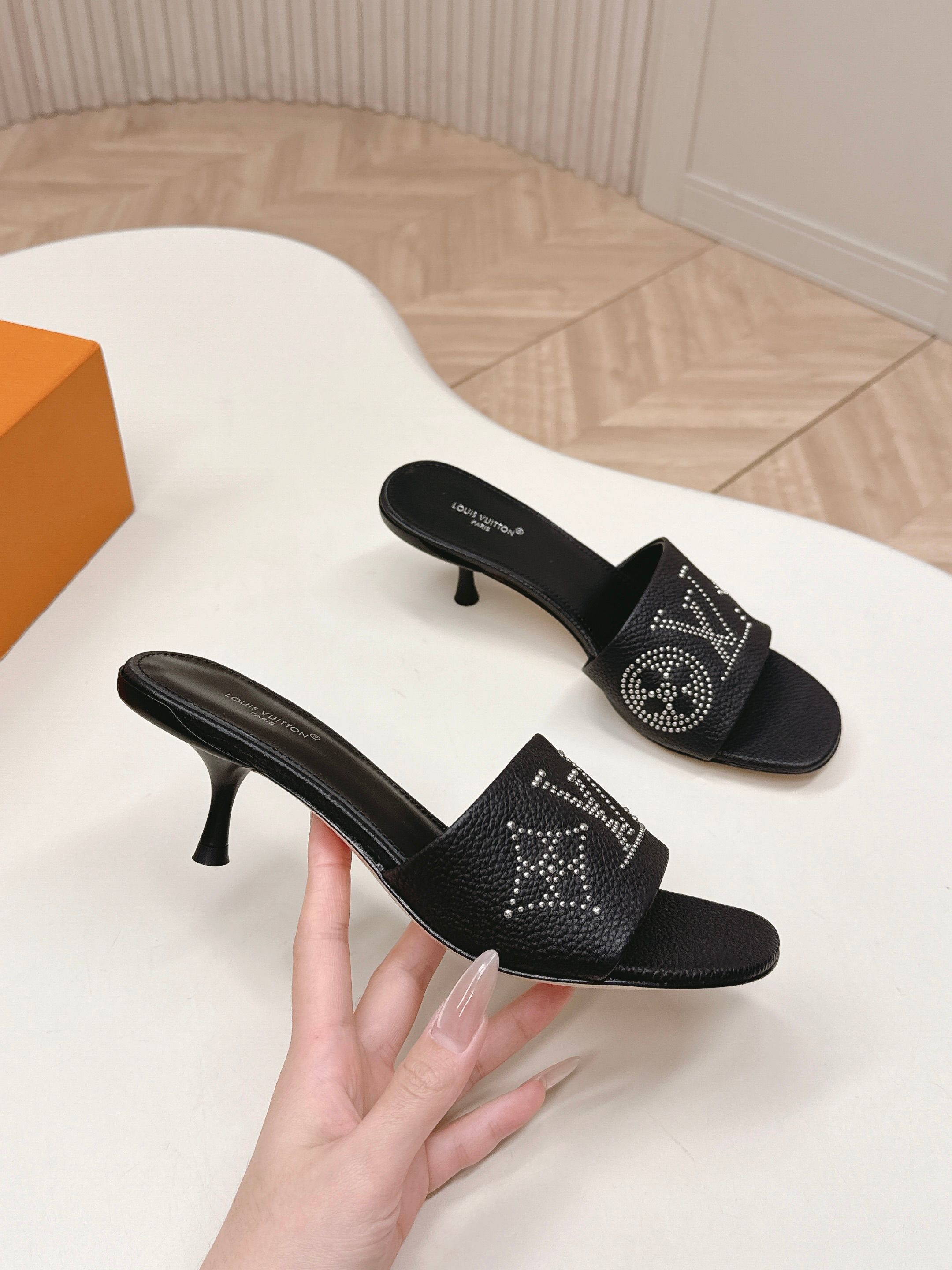 Louis Vuitton 5 5cm 铆钉皮面款 LV驴牌 2026系列 春夏新款高跟凉拖鞋 楦型百搭瘦脚yyds