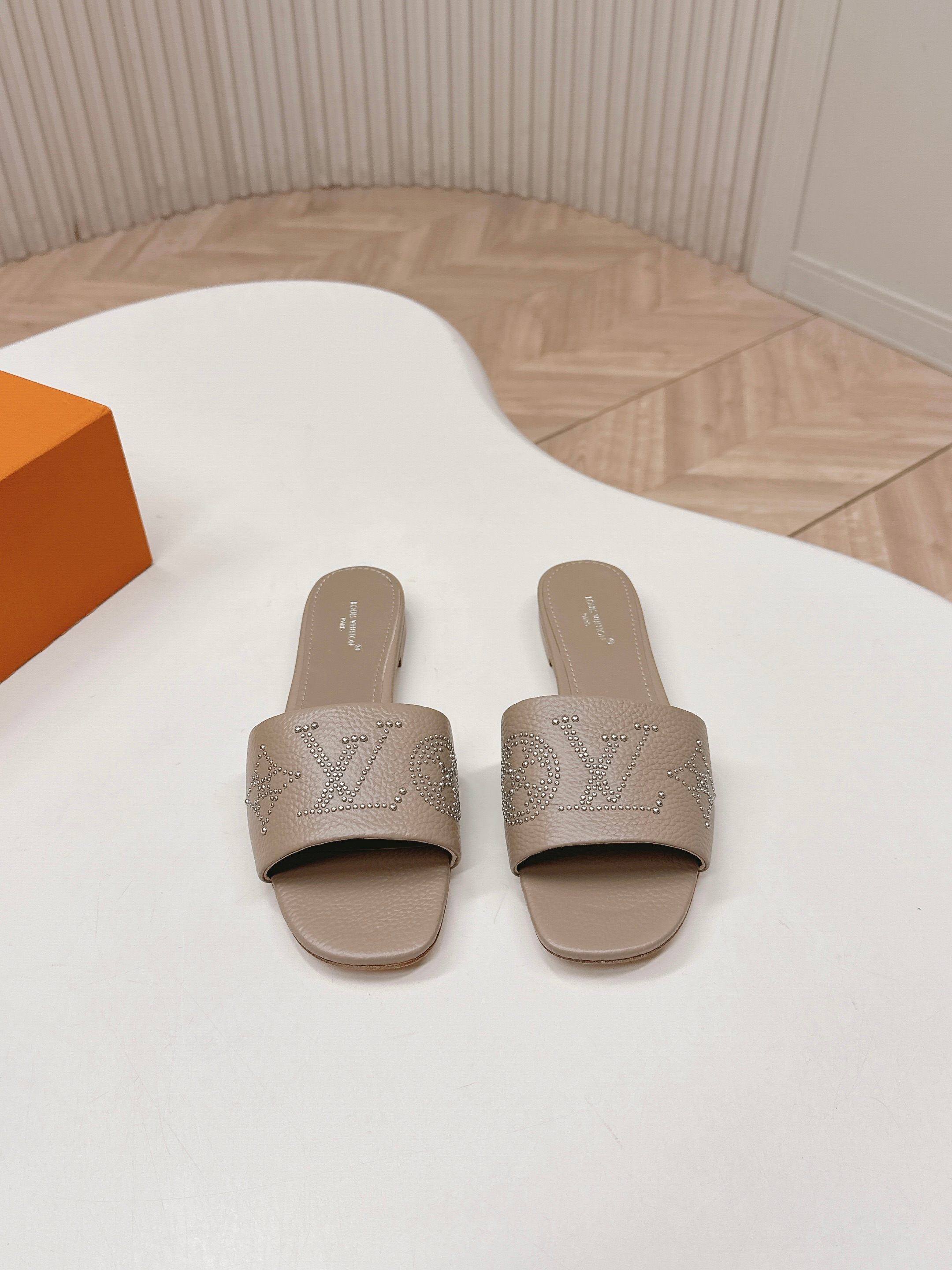 Louis Vuitton 平底铆钉皮面款 LV驴牌 2026系列 春夏新款高跟凉拖鞋 楦型百搭瘦脚yyds