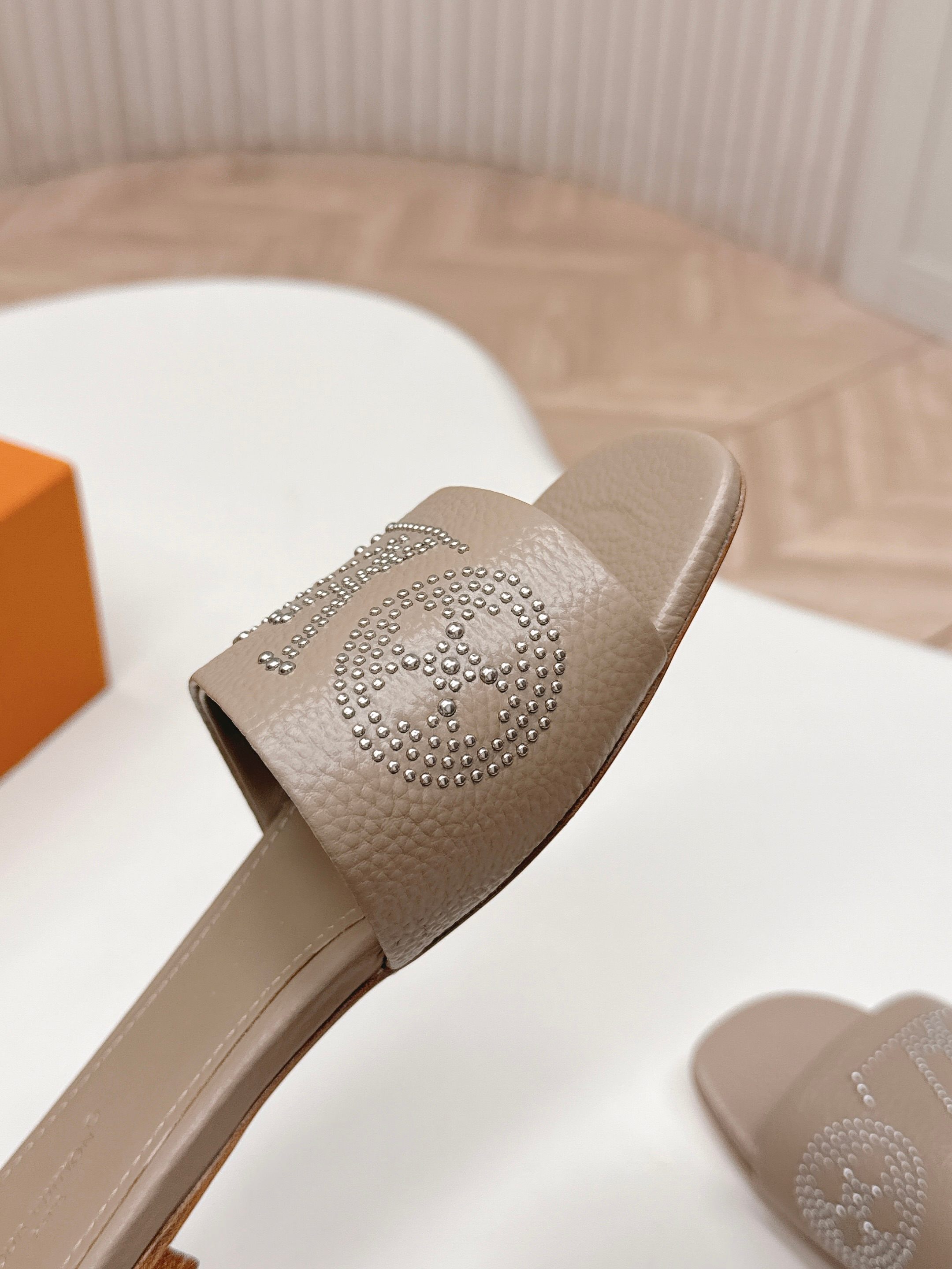 Louis Vuitton 平底铆钉皮面款 LV驴牌 2026系列 春夏新款高跟凉拖鞋 楦型百搭瘦脚yyds