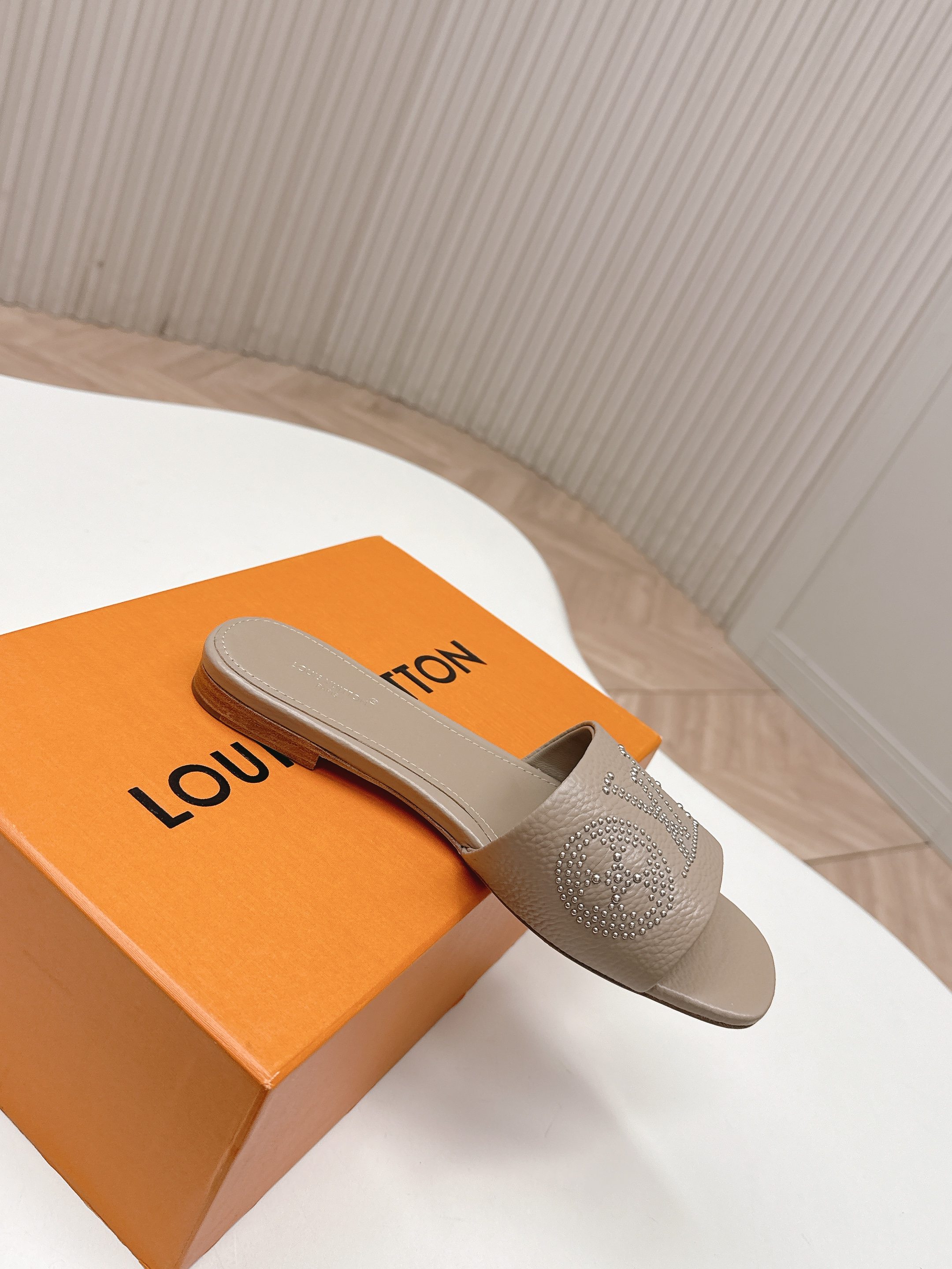 Louis Vuitton 平底铆钉皮面款 LV驴牌 2026系列 春夏新款高跟凉拖鞋 楦型百搭瘦脚yyds