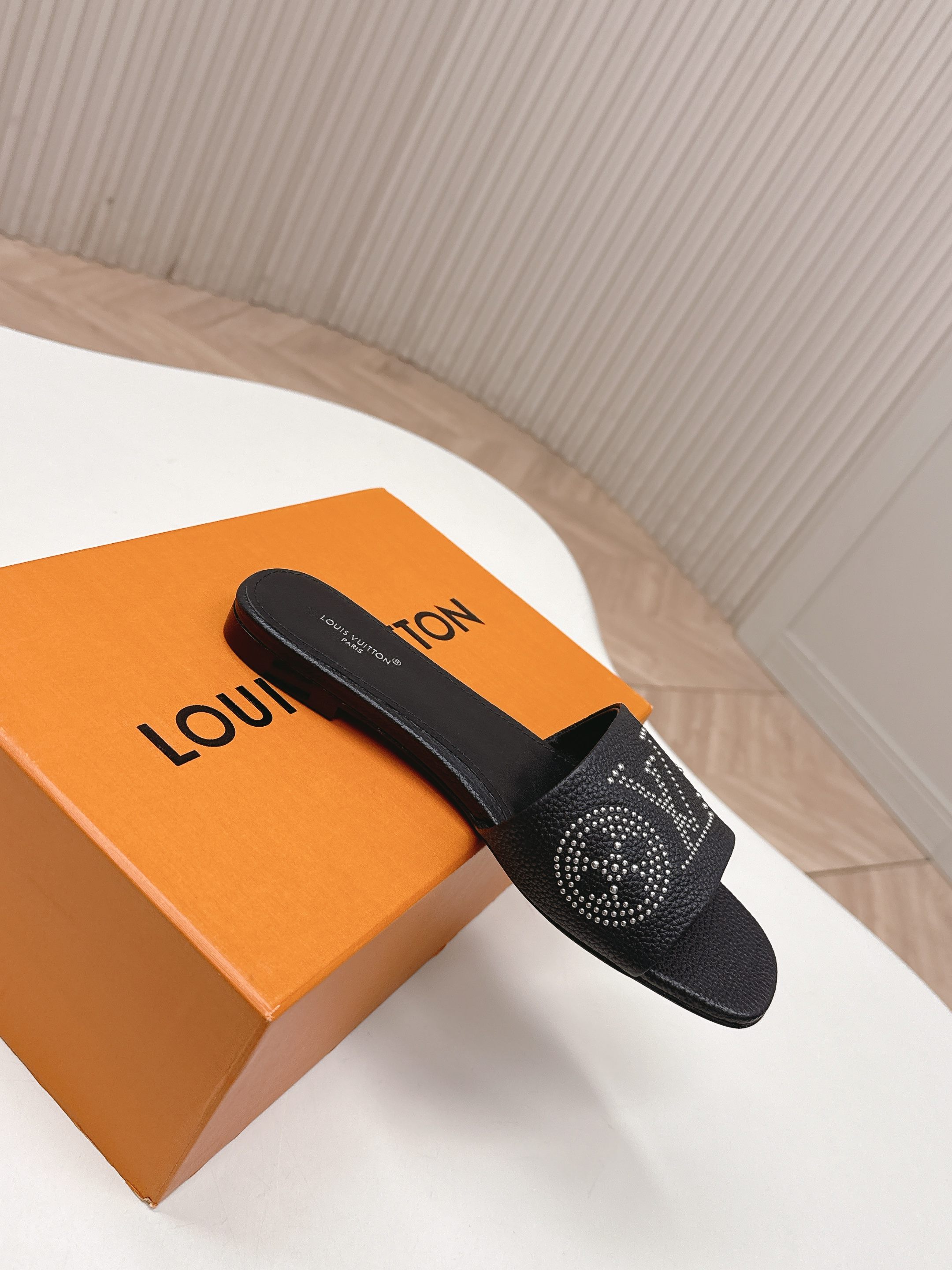 Louis Vuitton 平底铆钉皮面款 LV驴牌 2026系列 春夏新款高跟凉拖鞋 楦型百搭瘦脚yyds