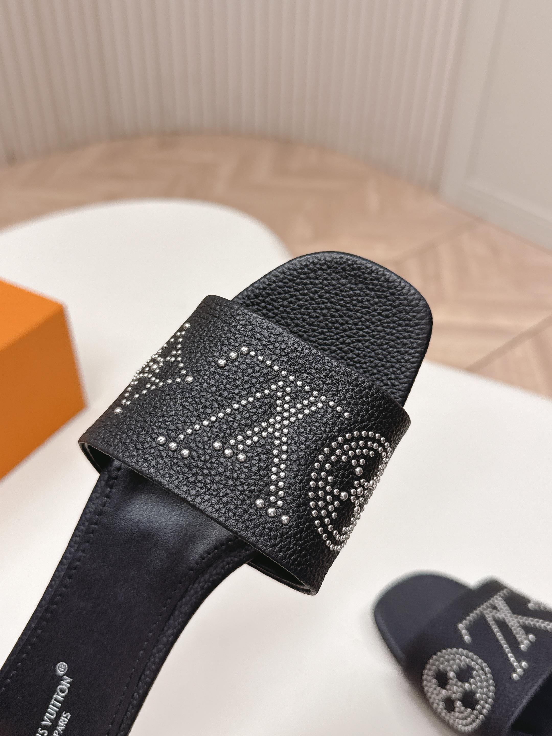 Louis Vuitton 平底铆钉皮面款 LV驴牌 2026系列 春夏新款高跟凉拖鞋 楦型百搭瘦脚yyds