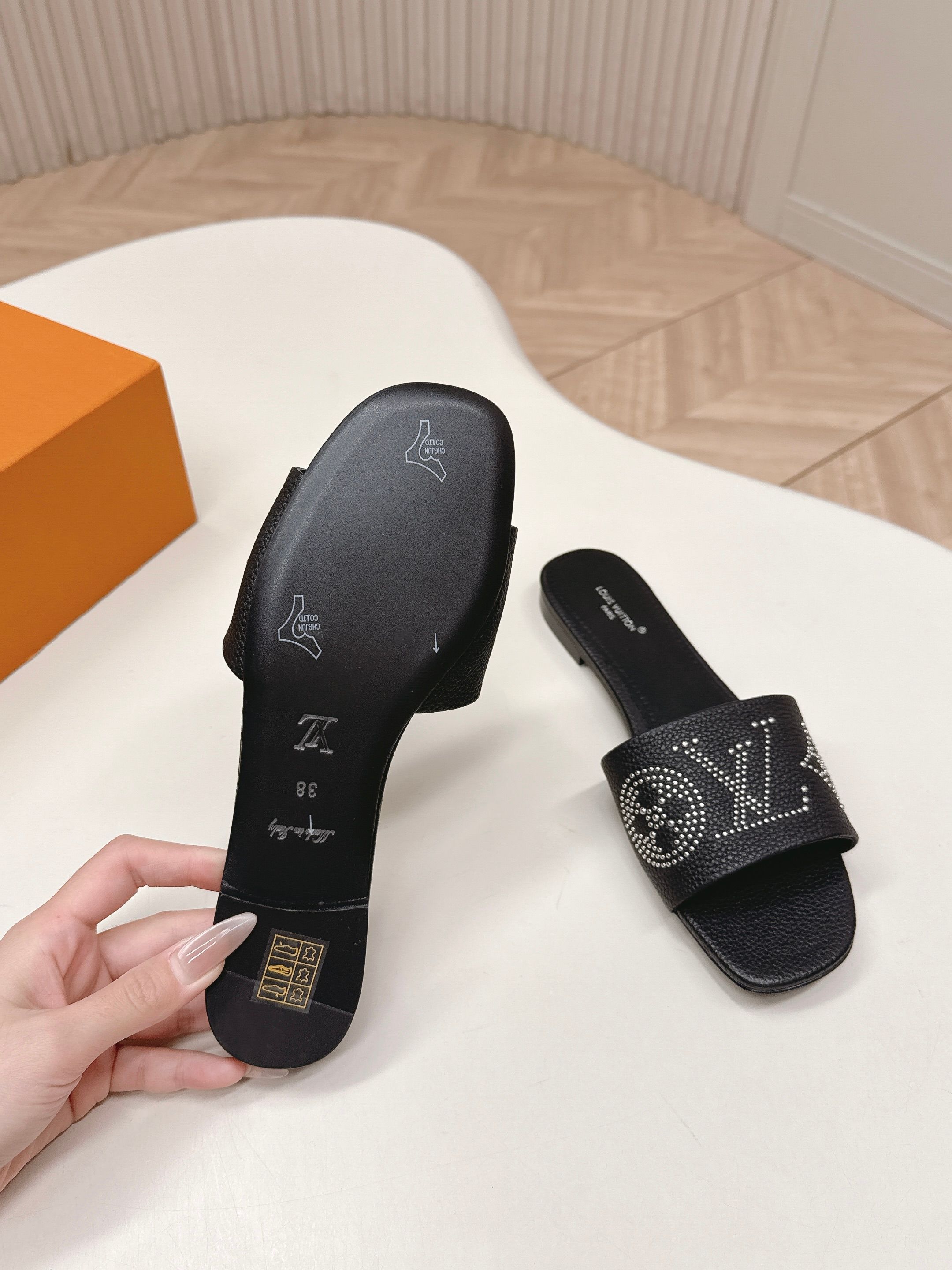 Louis Vuitton 平底铆钉皮面款 LV驴牌 2026系列 春夏新款高跟凉拖鞋 楦型百搭瘦脚yyds