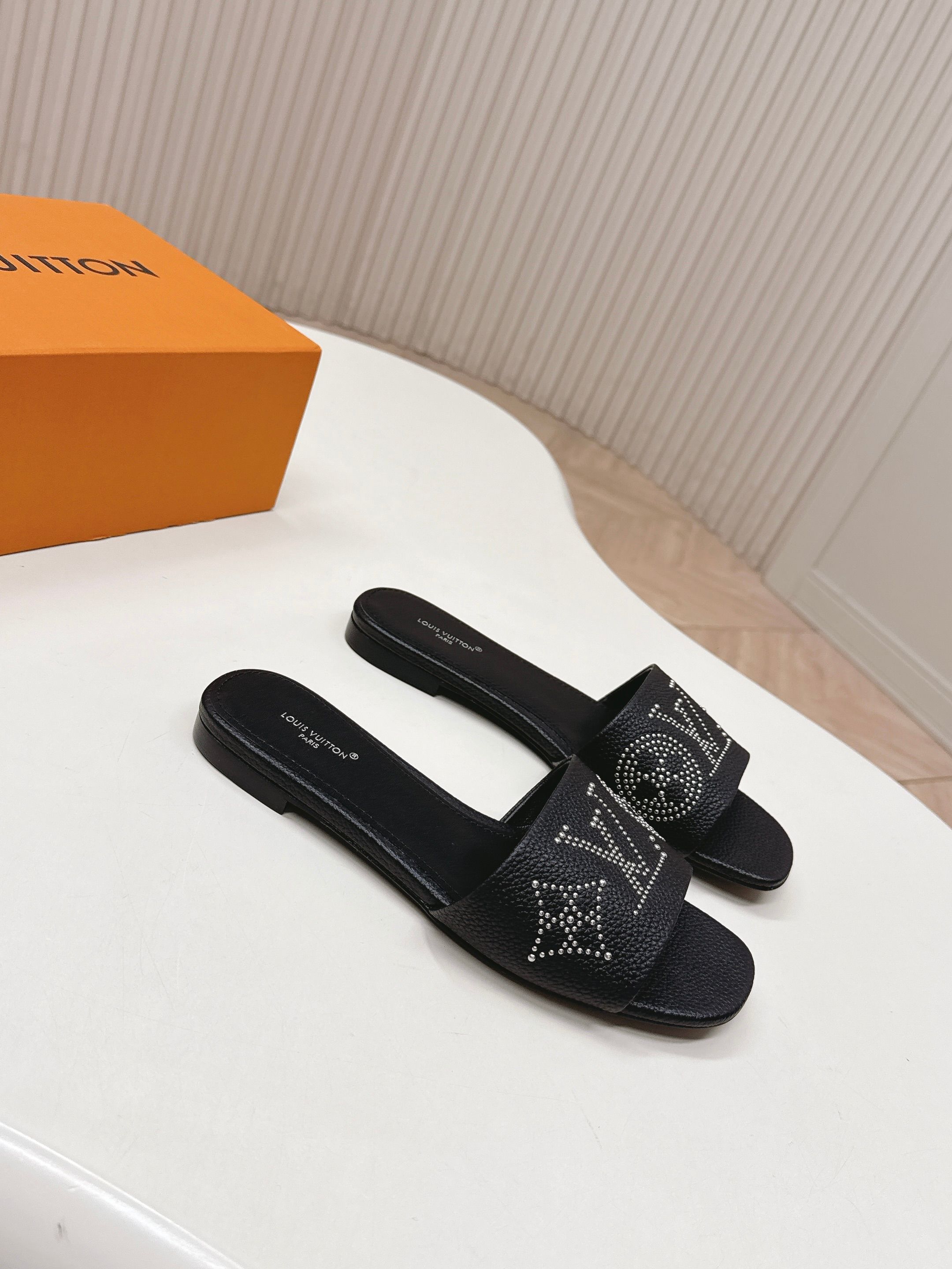 Louis Vuitton 平底铆钉皮面款 LV驴牌 2026系列 春夏新款高跟凉拖鞋 楦型百搭瘦脚yyds