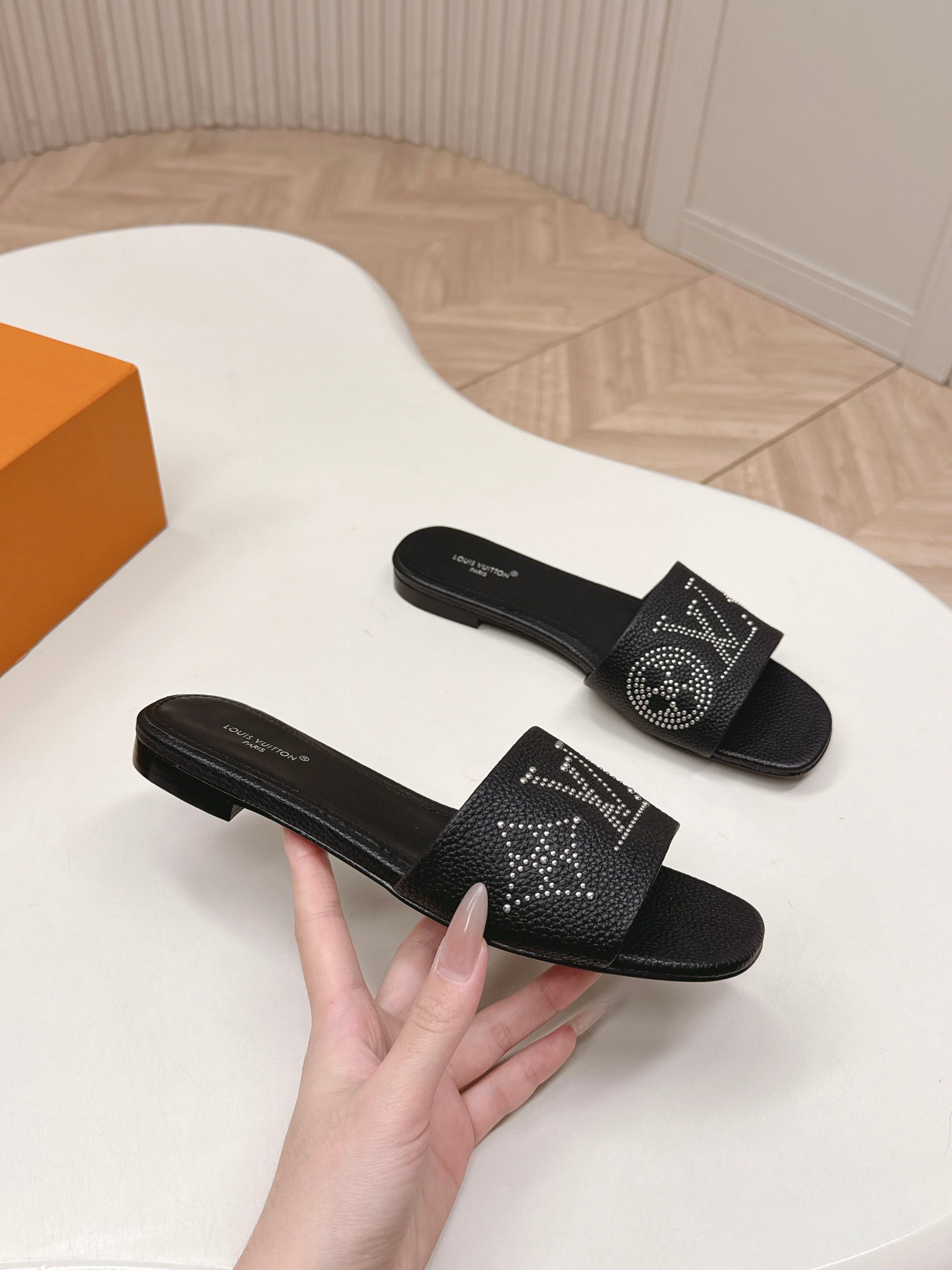 Louis Vuitton 平底铆钉皮面款 LV驴牌 2026系列 春夏新款高跟凉拖鞋 楦型百搭瘦脚yyds