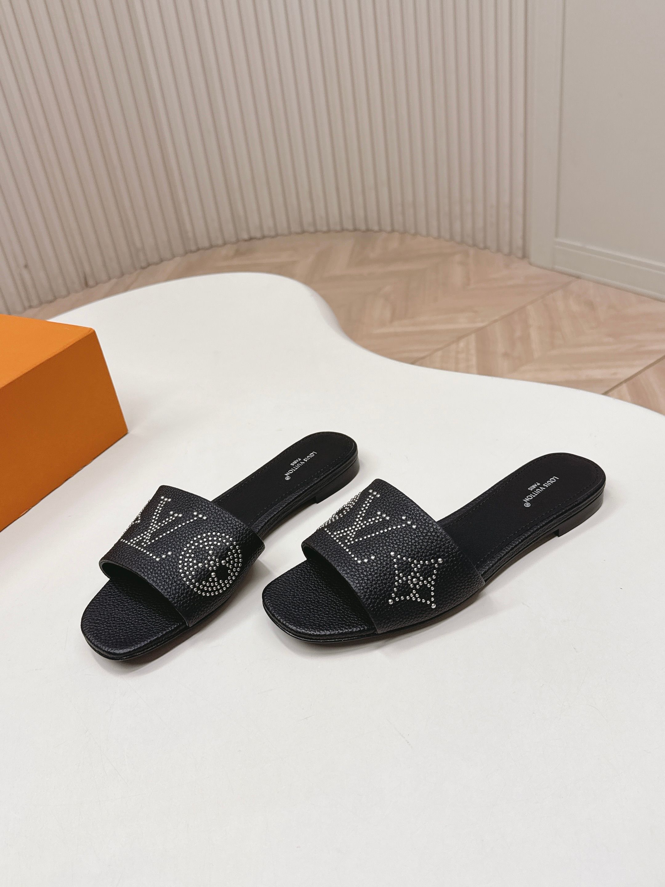 Louis Vuitton 平底铆钉皮面款 LV驴牌 2026系列 春夏新款高跟凉拖鞋 楦型百搭瘦脚yyds