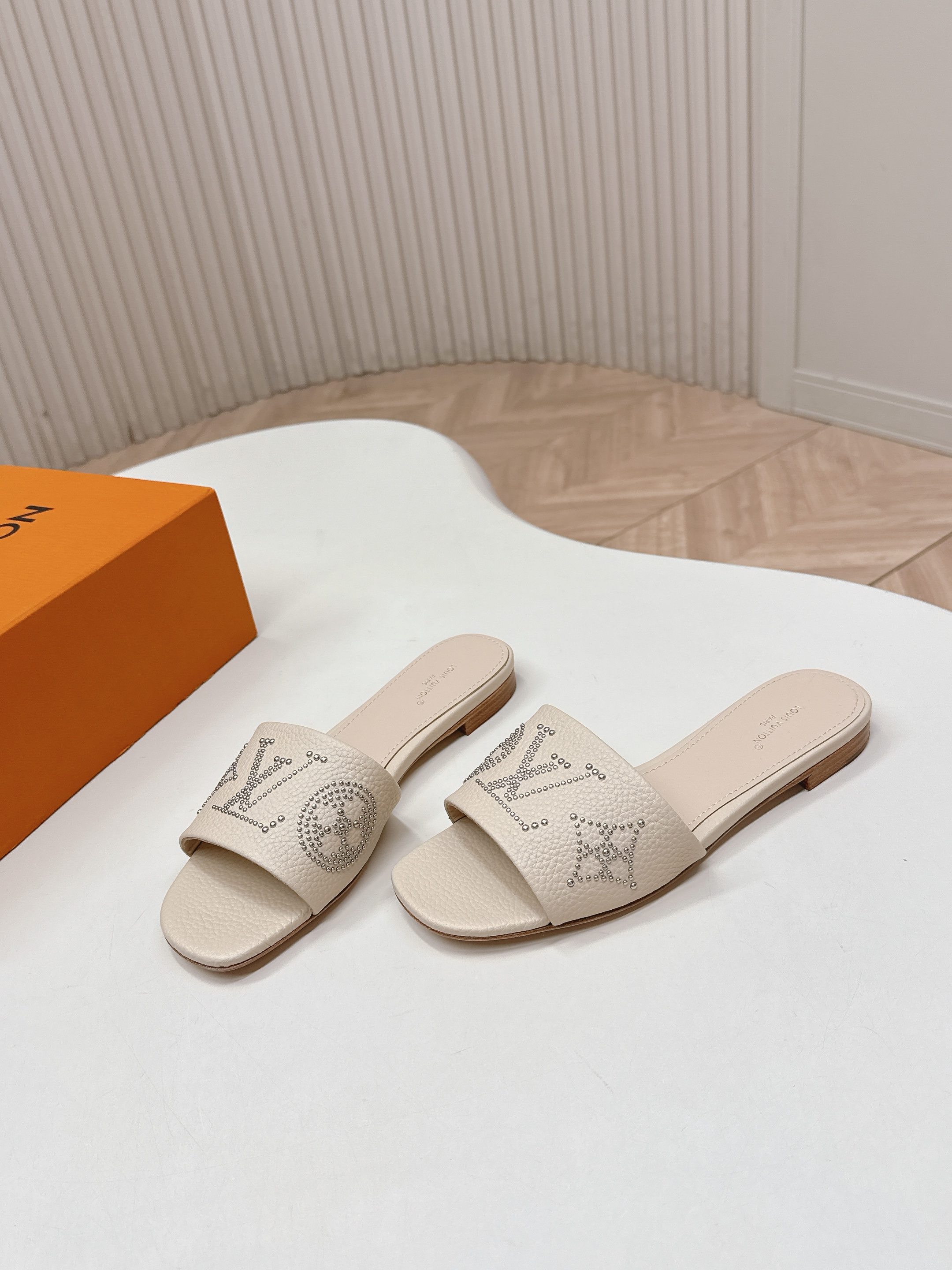 Louis Vuitton 平底铆钉皮面款 LV驴牌 2026系列 春夏新款高跟凉拖鞋 楦型百搭瘦脚yyds