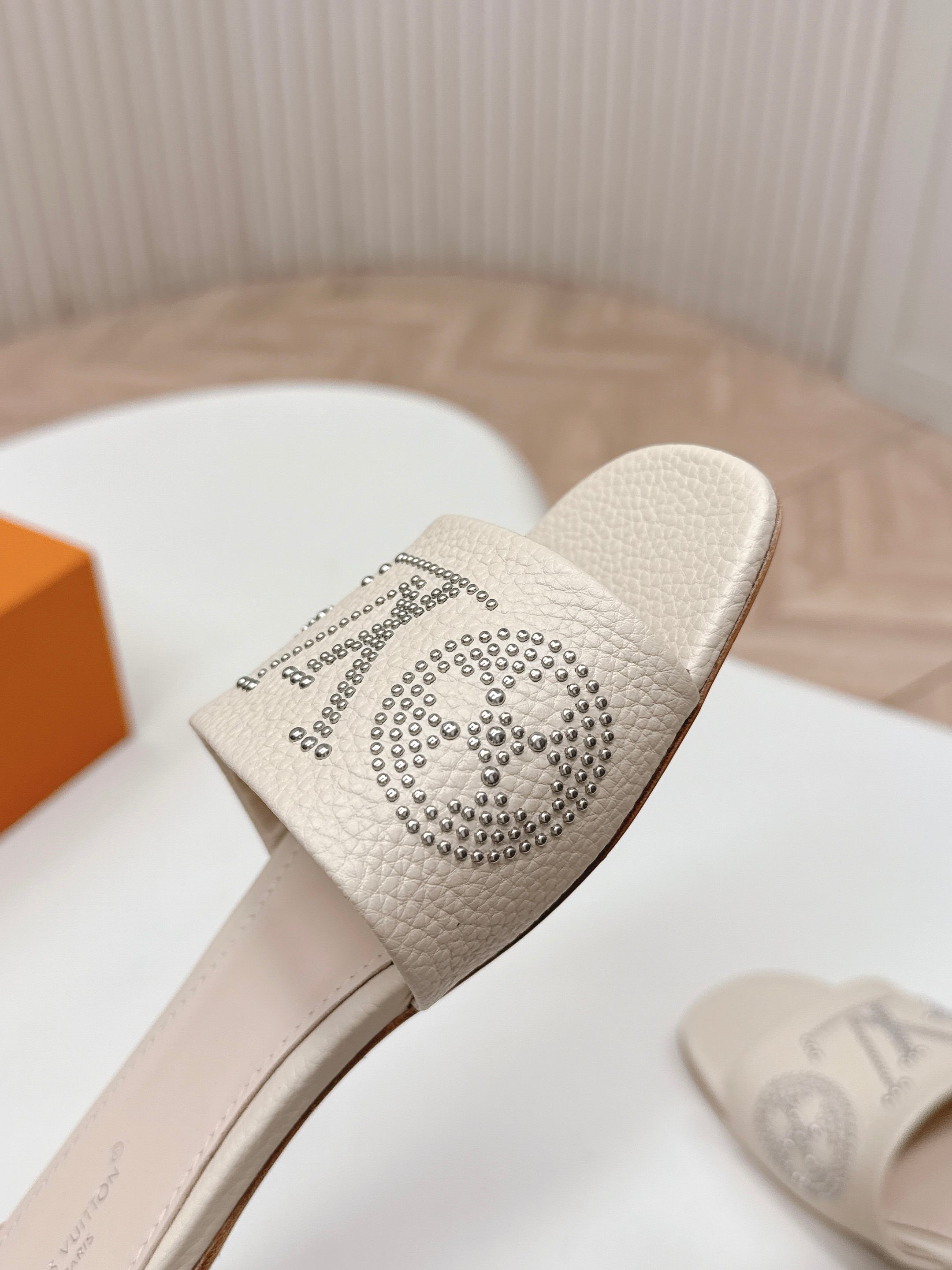 Louis Vuitton 平底铆钉皮面款 LV驴牌 2026系列 春夏新款高跟凉拖鞋 楦型百搭瘦脚yyds