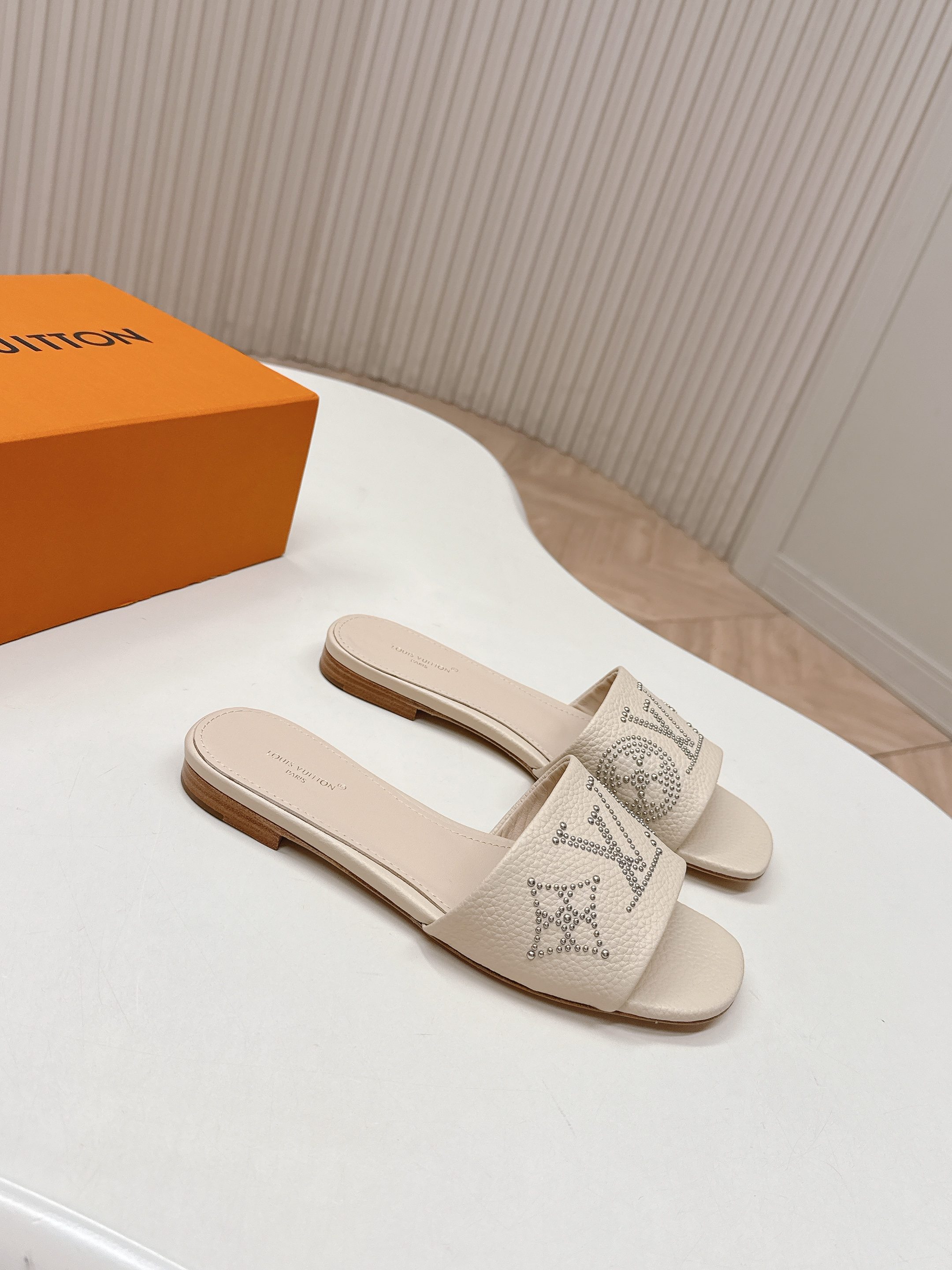 Louis Vuitton 平底铆钉皮面款 LV驴牌 2026系列 春夏新款高跟凉拖鞋 楦型百搭瘦脚yyds