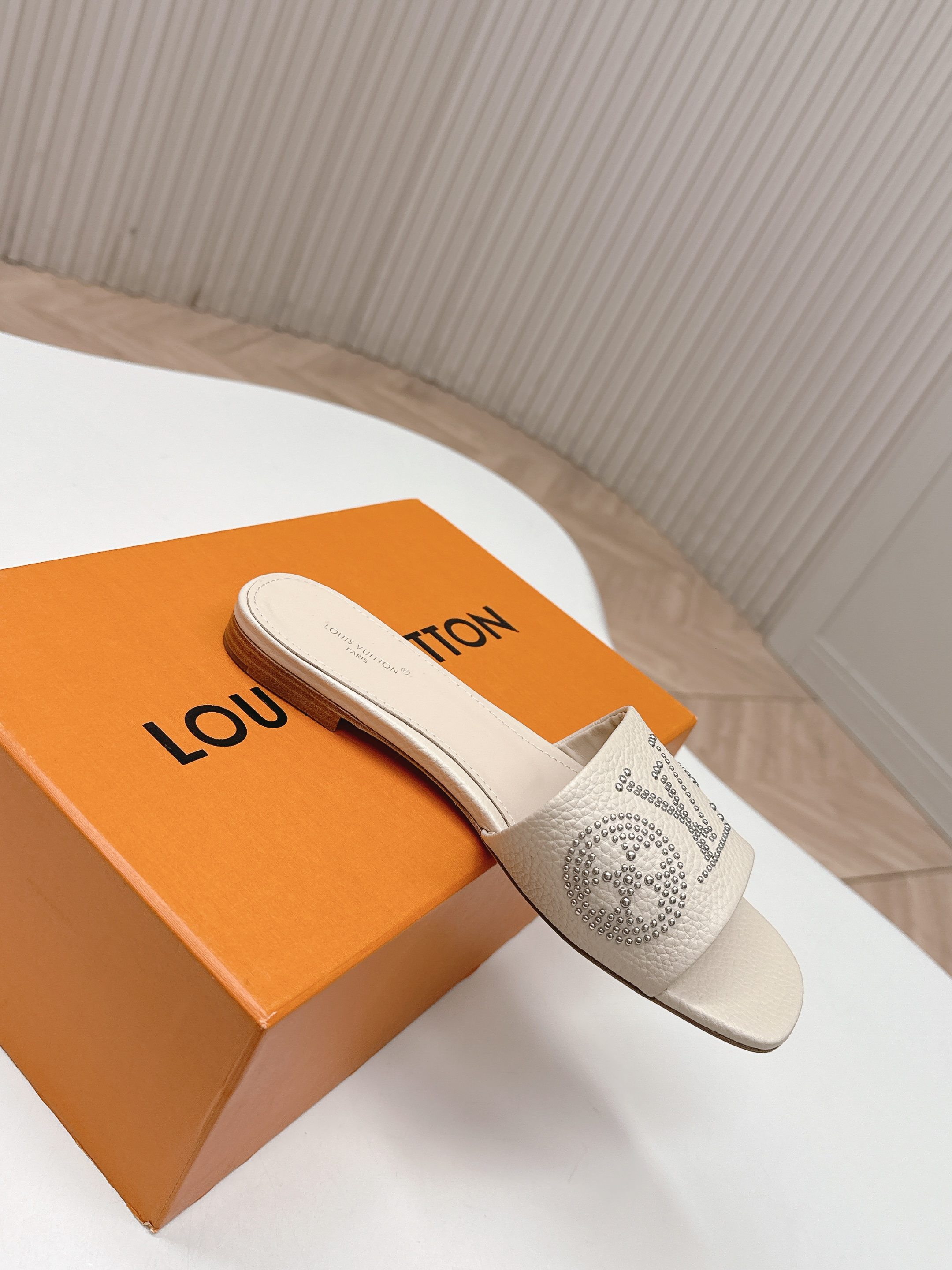 Louis Vuitton 平底铆钉皮面款 LV驴牌 2026系列 春夏新款高跟凉拖鞋 楦型百搭瘦脚yyds