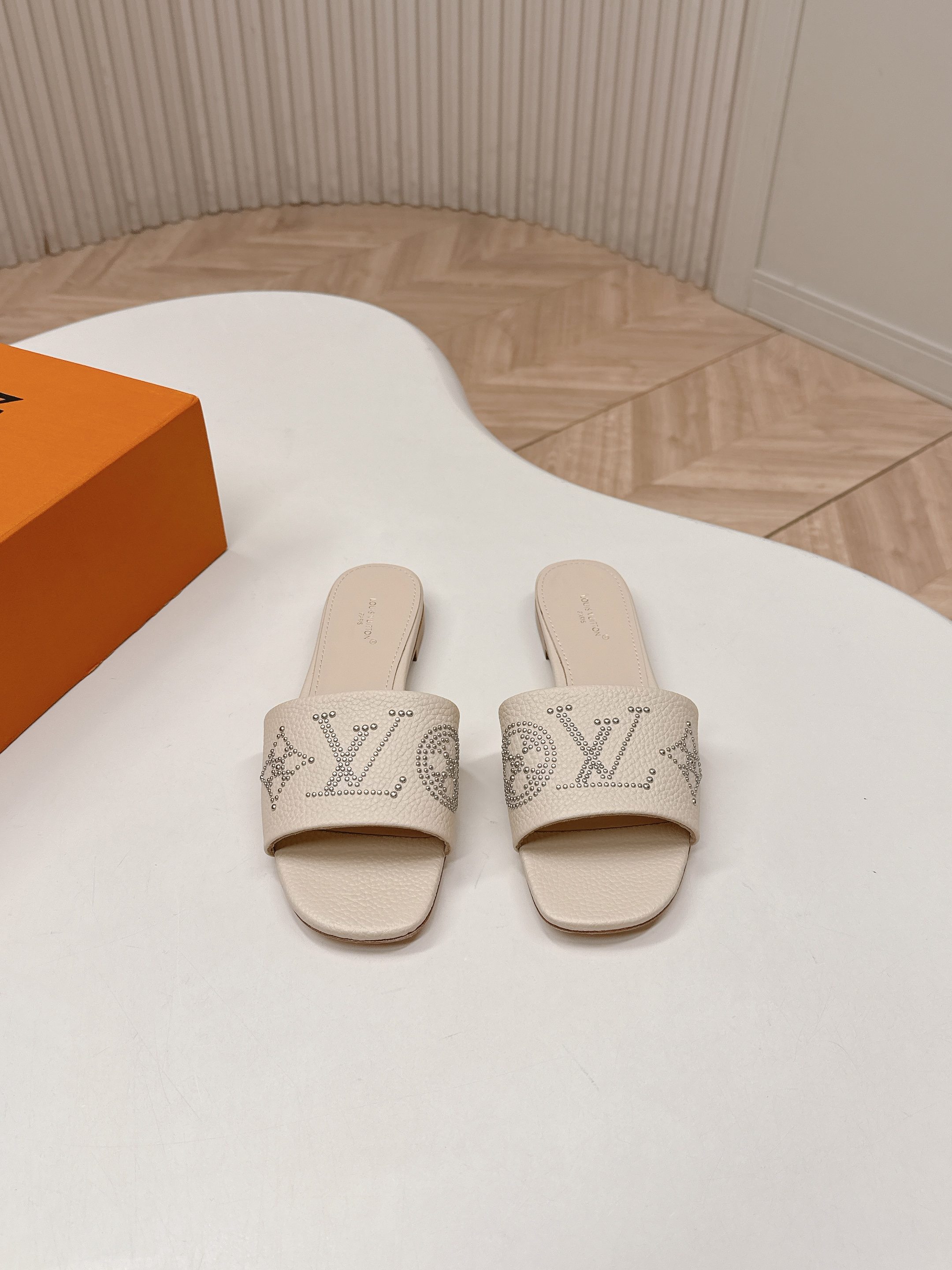 NO:747798,Flat rivet leather style from LV Donkey brand 2026 series new high-heeled sandals for spring and summer. Versatile last shape for slim feet. Three-dimensional and full shape. Comfortable on the foot. Original mold buckle hardware, very retro style and full of aura. The original presbyopic design style is very classic. Perfect details. Upper cowhide. Lining: Sheepskin. Outsole: Italian genuine leather. Size: 35-40 41.42 order, slippers, louis  vuitton,louis vuitton,slippers,cowhide,sheepskin,leather soles19860909平底铆钉皮面款 出LV驴牌 2026系列 春夏新款高跟凉拖鞋 楦型百搭瘦脚yyds.造型立体饱满 上脚舒适 原版模具饰扣五金,非常复古风、气场十足,原版老花设计风格非常经典 细节完美  鞋面牛皮面 内里: 羊皮 大底:意大利真皮大底 Size: 35-40 41.42订,拖鞋,louis vuitton,louis vuitton,slippers,cowhide,sheepskin,Leather soles,Women's Shoes