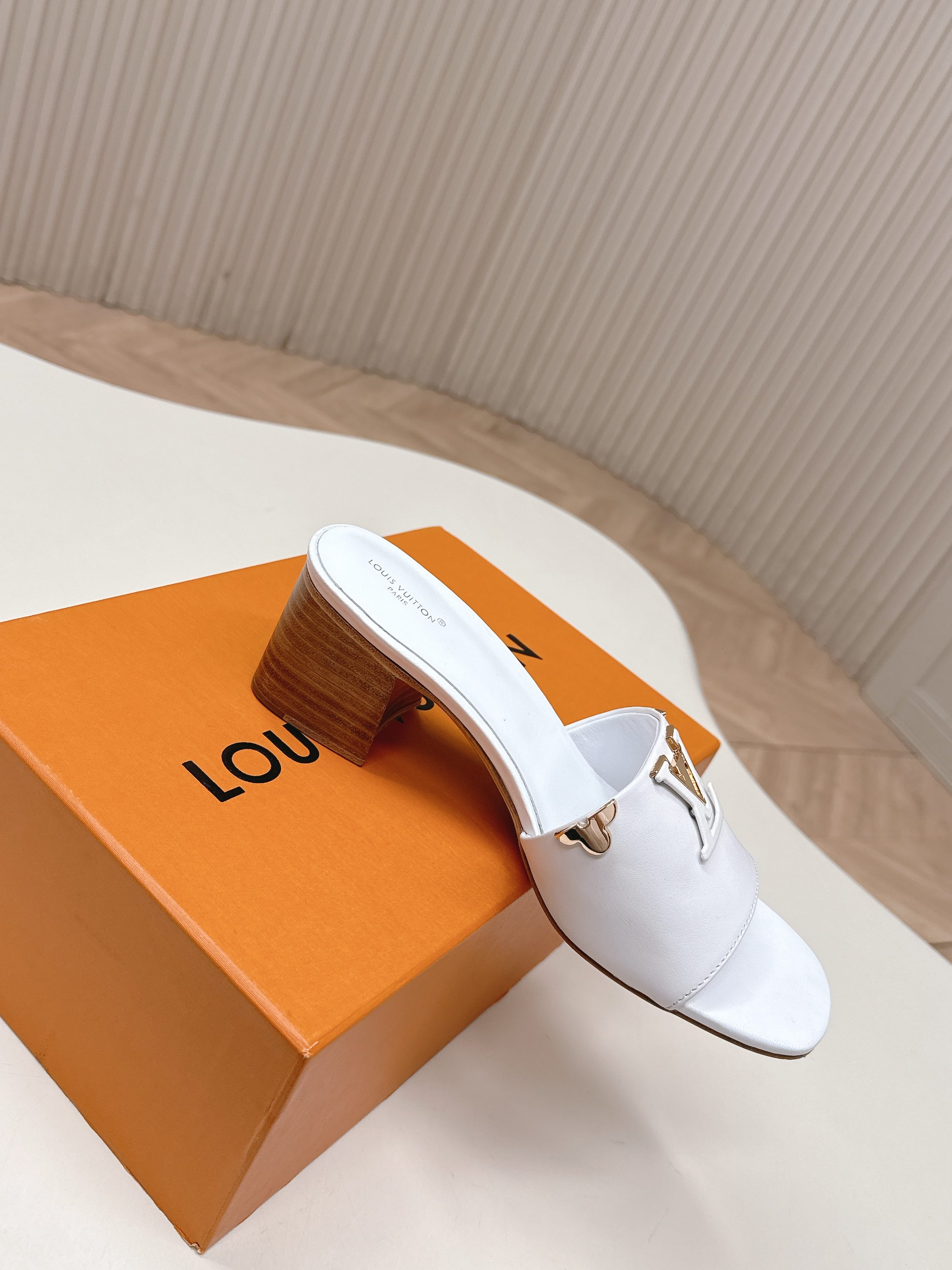 Louis Vuitton 5 5cm粗跟 LV驴牌 2026系列 春夏新款高跟凉拖鞋 楦型百搭瘦脚yyds
