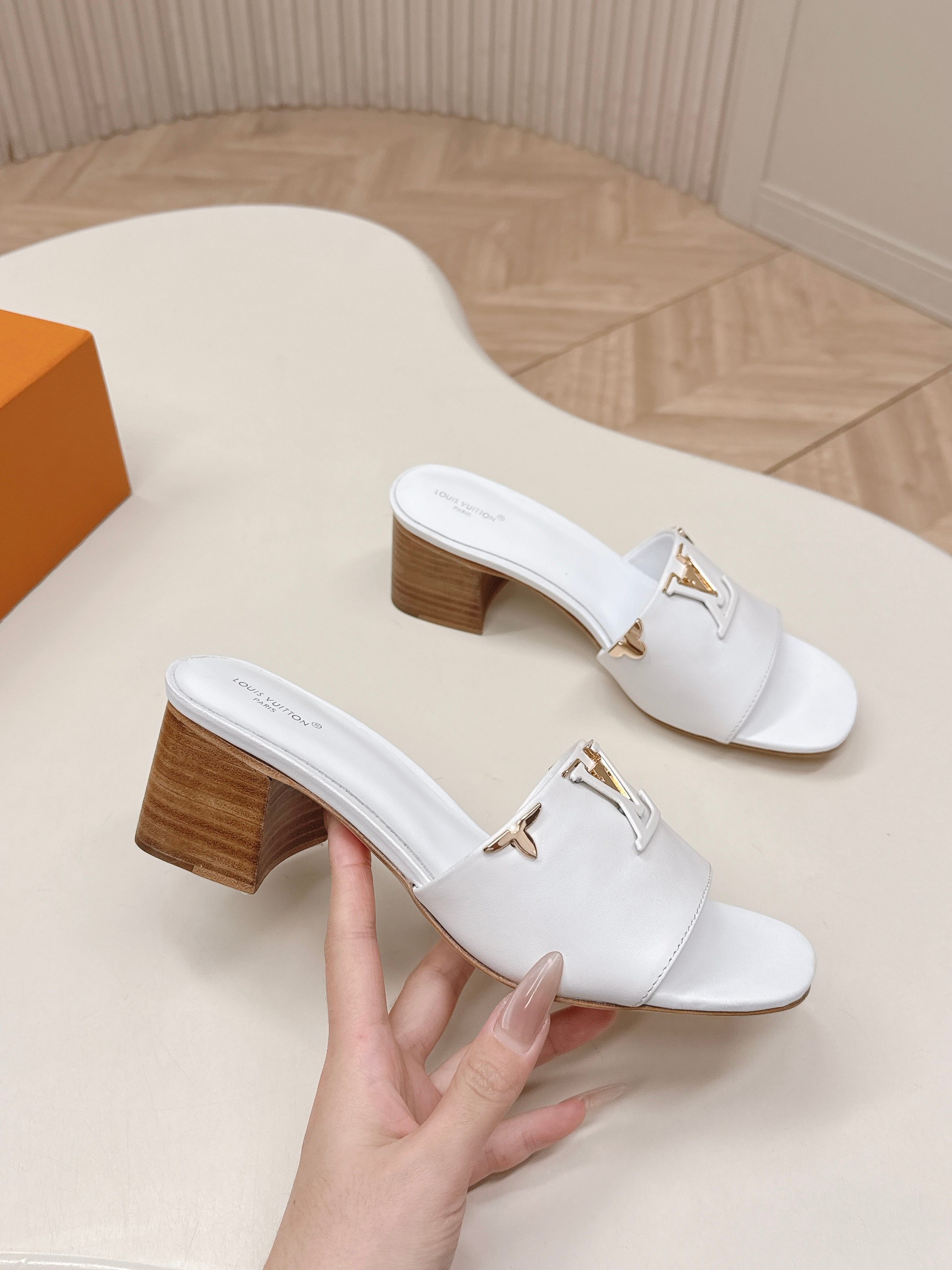 Louis Vuitton 5 5cm粗跟 LV驴牌 2026系列 春夏新款高跟凉拖鞋 楦型百搭瘦脚yyds