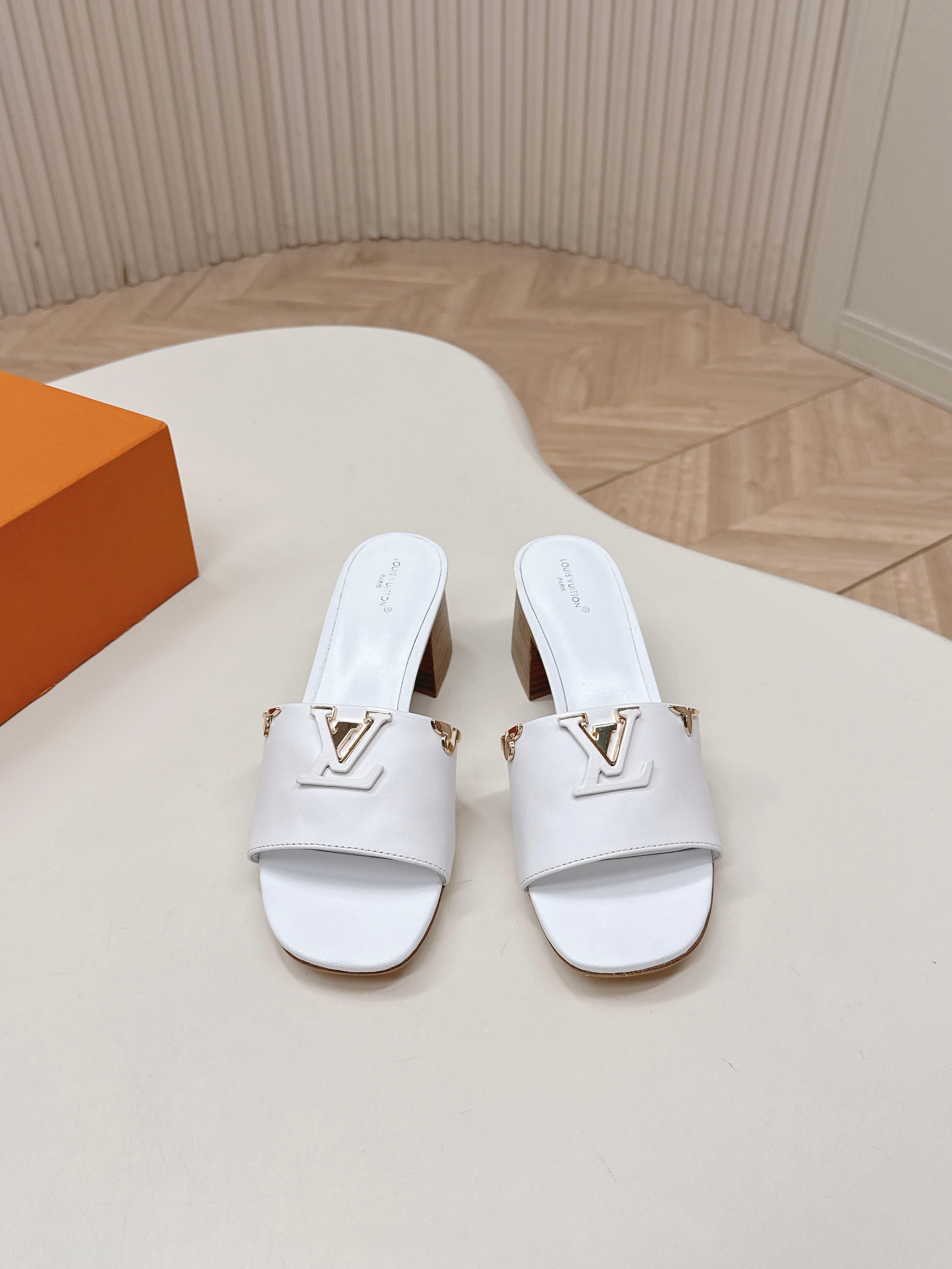 Louis Vuitton 5 5cm粗跟 LV驴牌 2026系列 春夏新款高跟凉拖鞋 楦型百搭瘦脚yyds