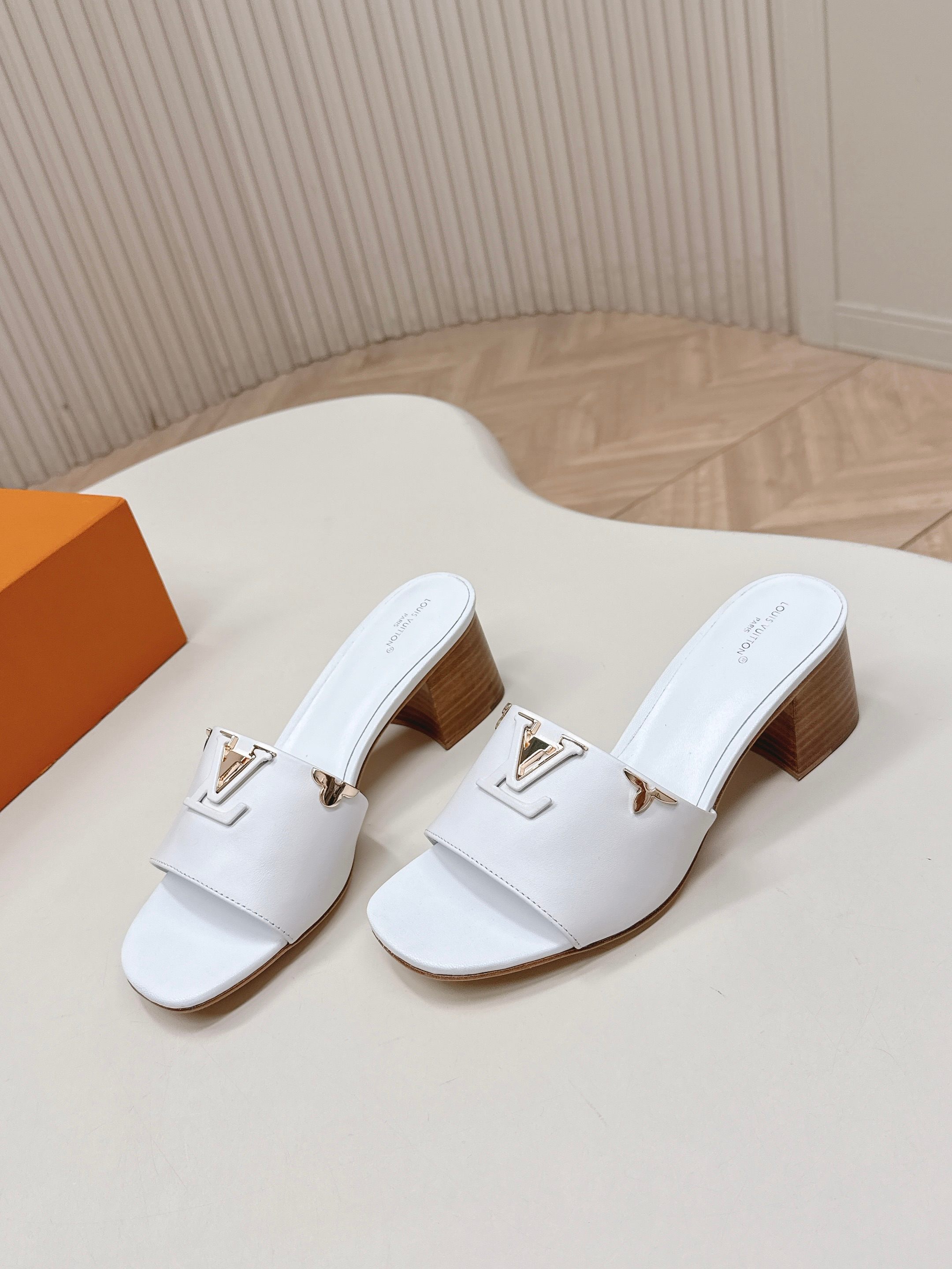 Louis Vuitton 5 5cm粗跟 LV驴牌 2026系列 春夏新款高跟凉拖鞋 楦型百搭瘦脚yyds