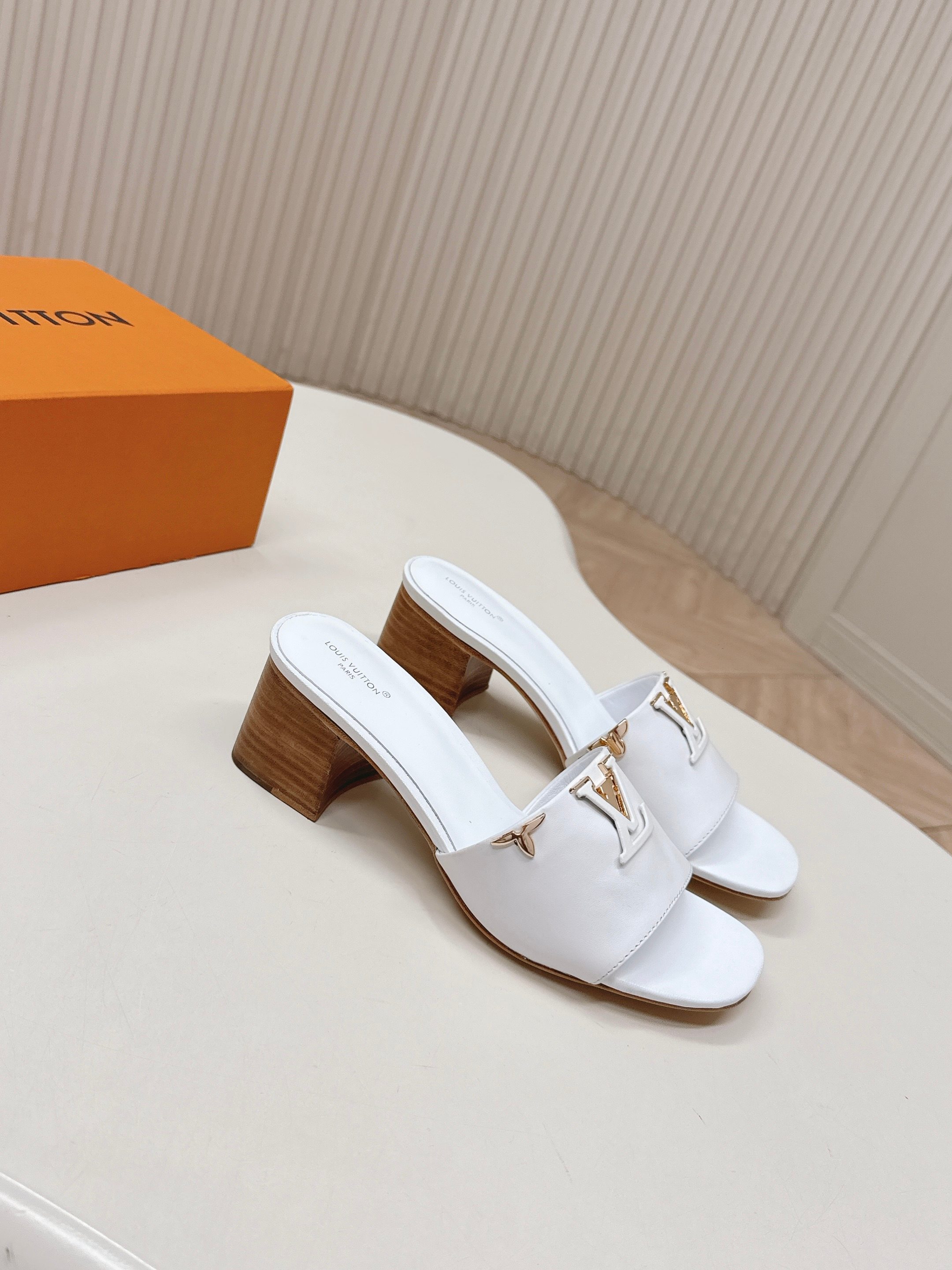 Louis Vuitton 5 5cm粗跟 LV驴牌 2026系列 春夏新款高跟凉拖鞋 楦型百搭瘦脚yyds