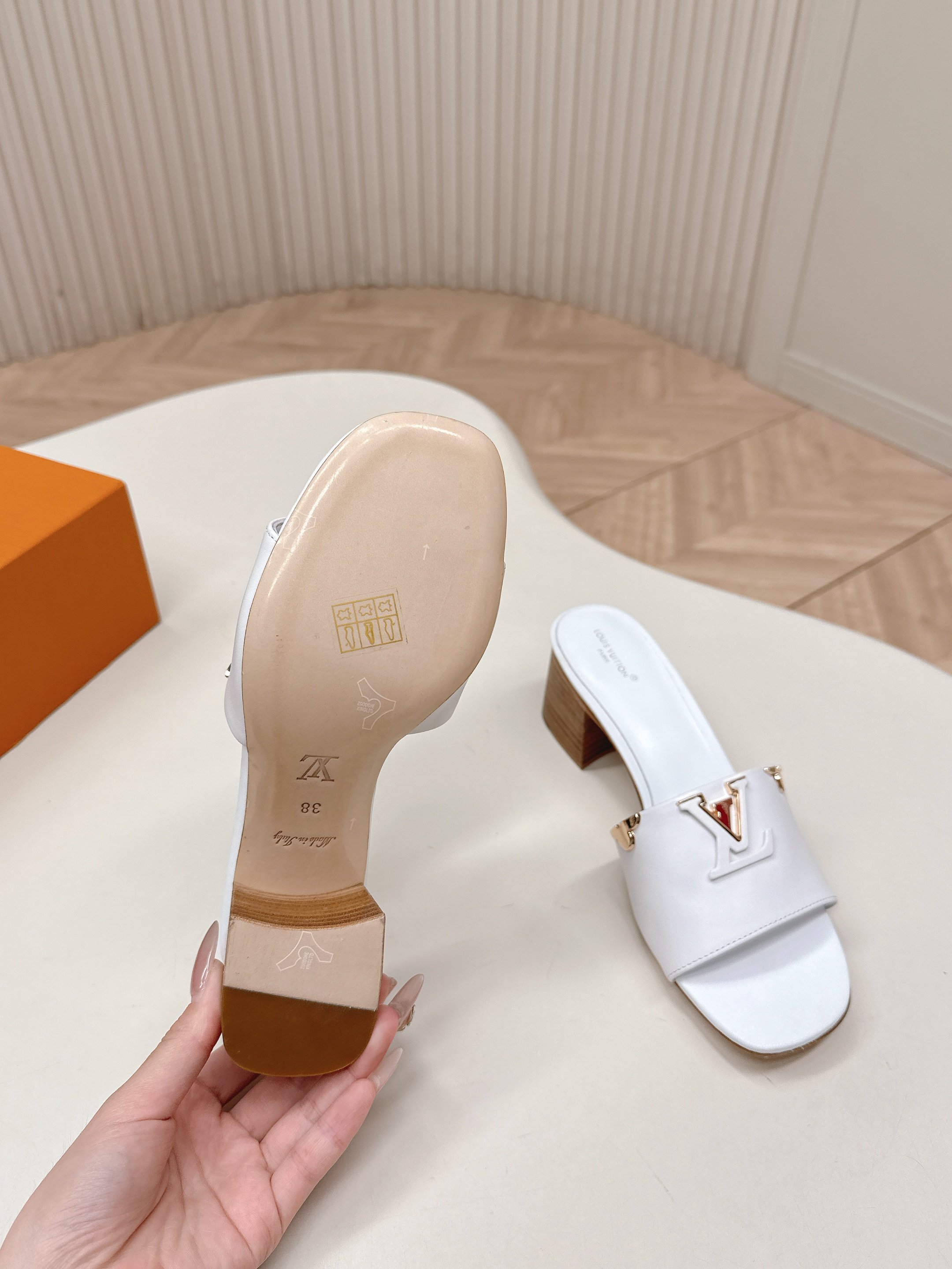 Louis Vuitton 5 5cm粗跟 LV驴牌 2026系列 春夏新款高跟凉拖鞋 楦型百搭瘦脚yyds