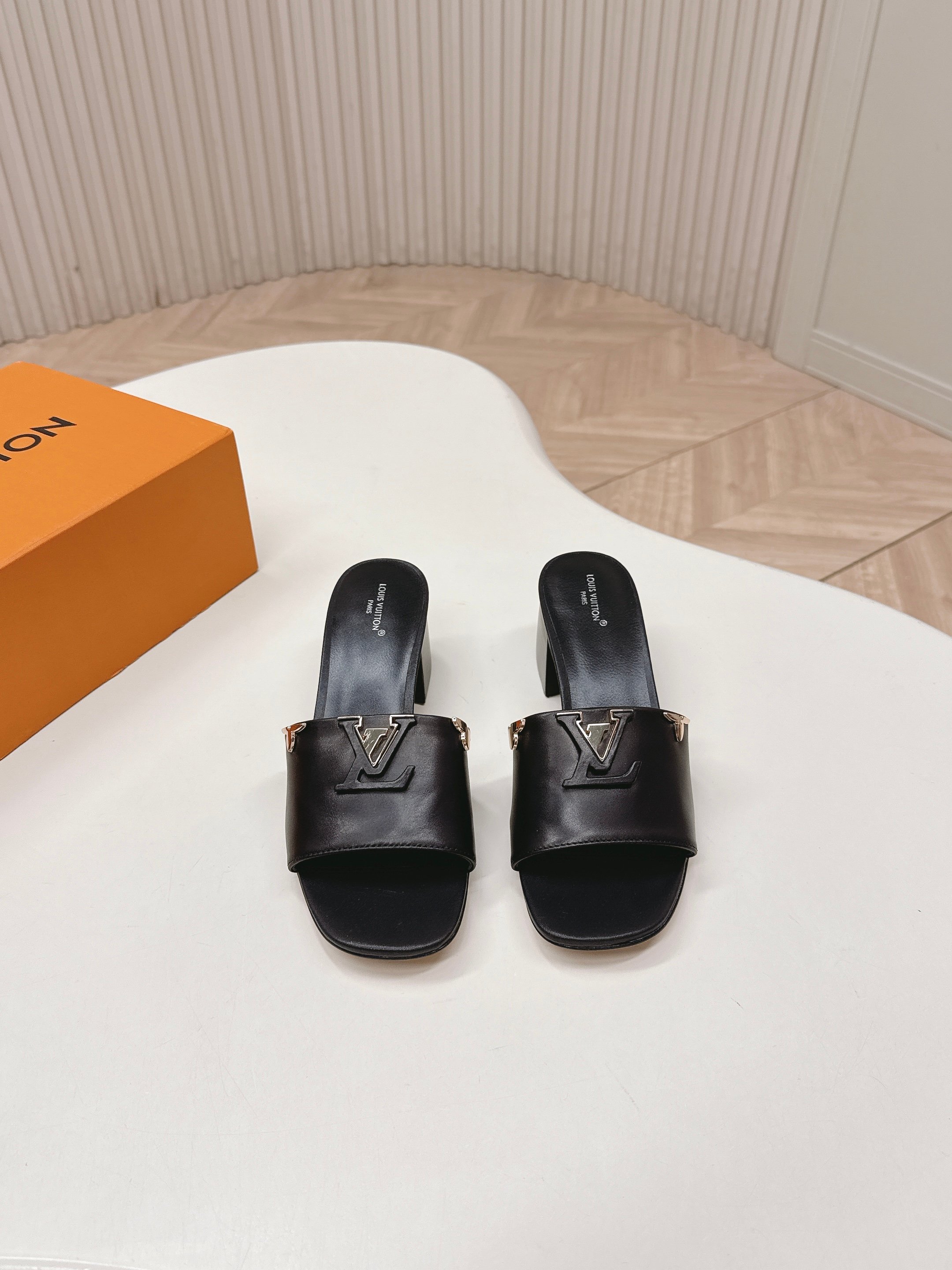 Louis Vuitton 5 5cm粗跟 LV驴牌 2026系列 春夏新款高跟凉拖鞋 楦型百搭瘦脚yyds