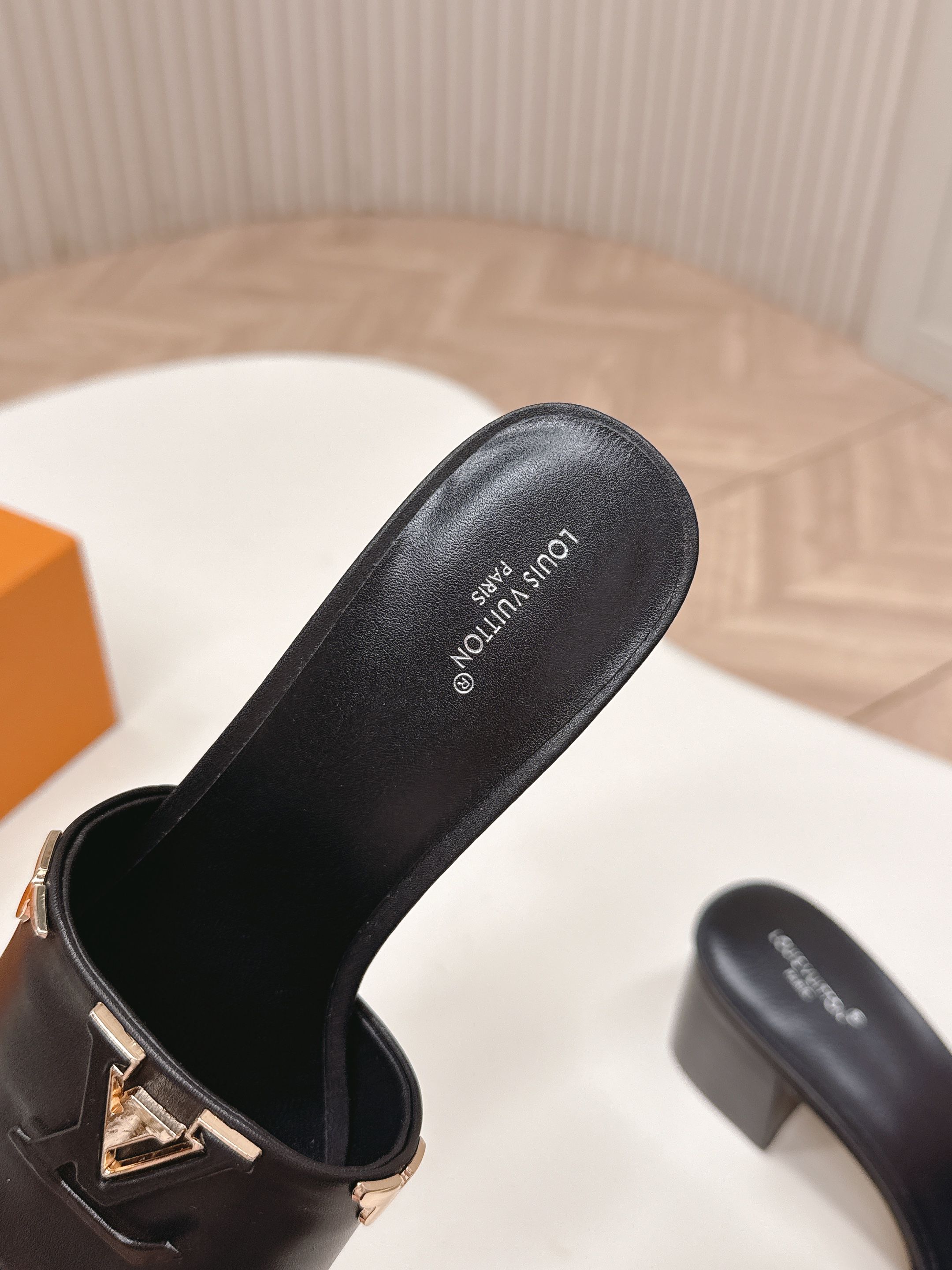 Louis Vuitton 5 5cm粗跟 LV驴牌 2026系列 春夏新款高跟凉拖鞋 楦型百搭瘦脚yyds