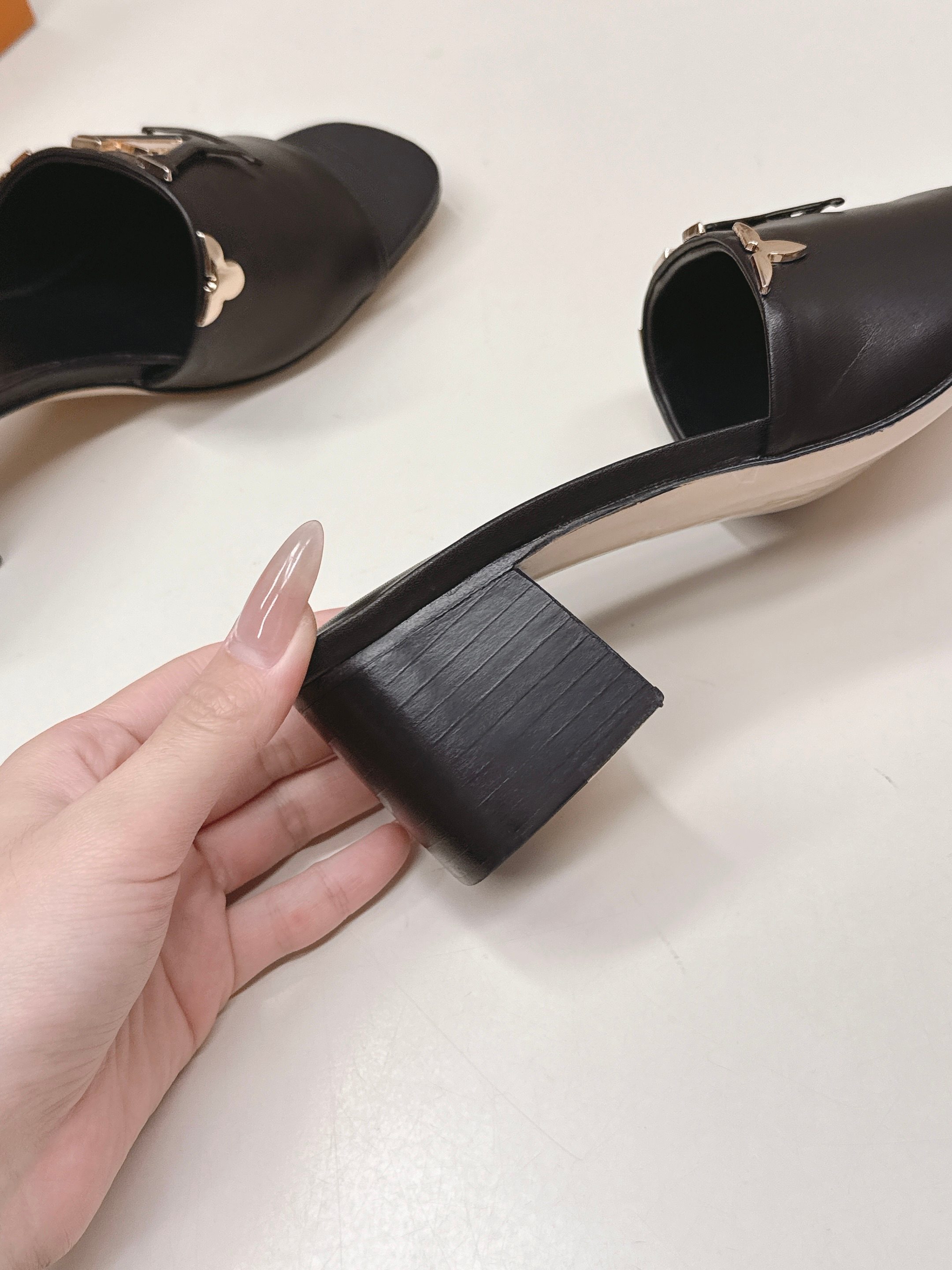 Louis Vuitton 5 5cm粗跟 LV驴牌 2026系列 春夏新款高跟凉拖鞋 楦型百搭瘦脚yyds