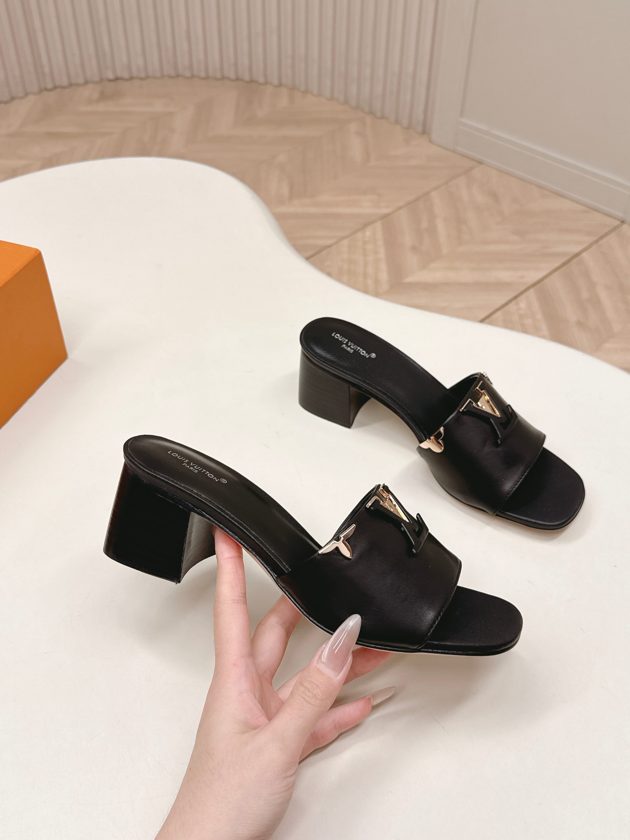 Louis Vuitton 5 5cm粗跟 LV驴牌 2026系列 春夏新款高跟凉拖鞋 楦型百搭瘦脚yyds