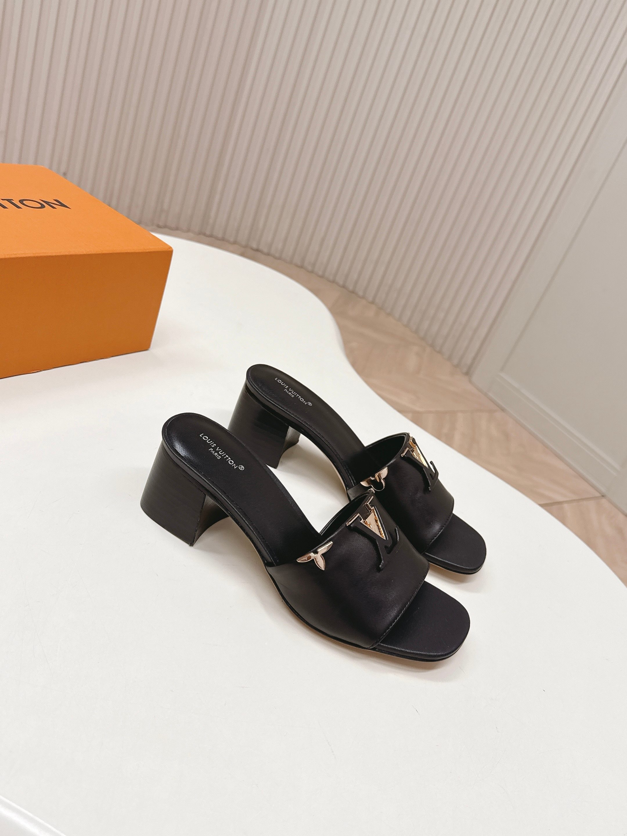 Louis Vuitton 5 5cm粗跟 LV驴牌 2026系列 春夏新款高跟凉拖鞋 楦型百搭瘦脚yyds