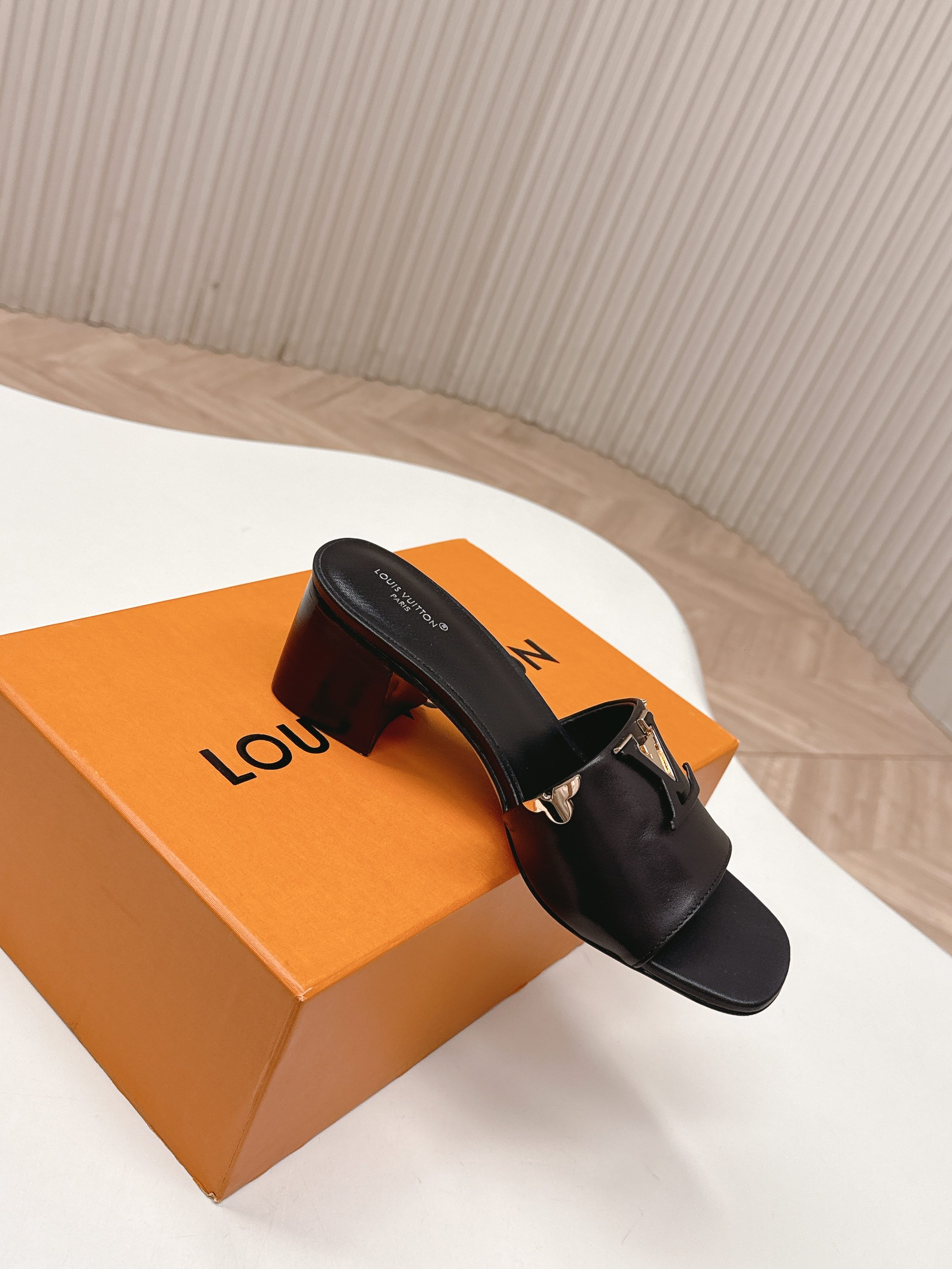 Louis Vuitton 5 5cm粗跟 LV驴牌 2026系列 春夏新款高跟凉拖鞋 楦型百搭瘦脚yyds