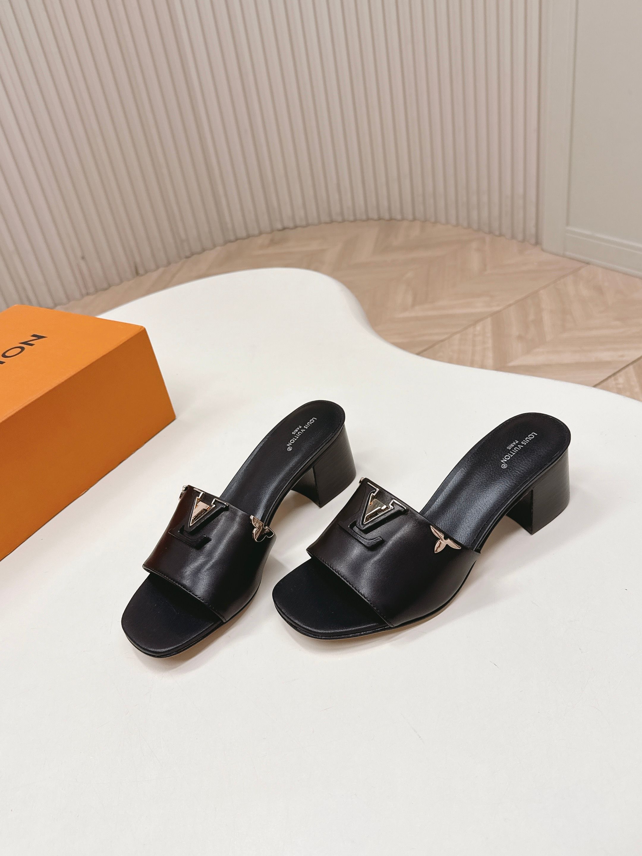 Louis Vuitton 5 5cm粗跟 LV驴牌 2026系列 春夏新款高跟凉拖鞋 楦型百搭瘦脚yyds