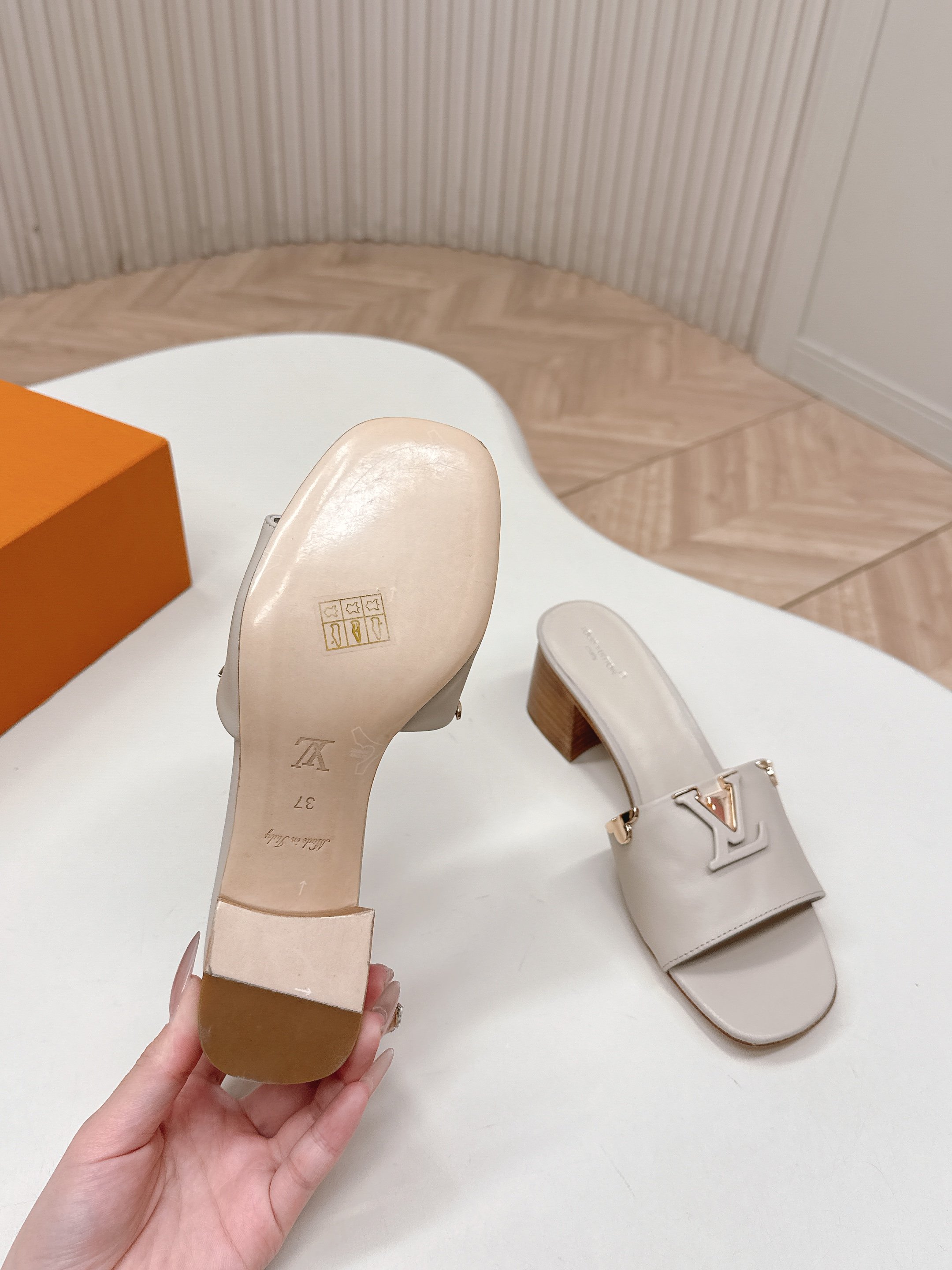Louis Vuitton 5 5cm粗跟 LV驴牌 2026系列 春夏新款高跟凉拖鞋 楦型百搭瘦脚yyds