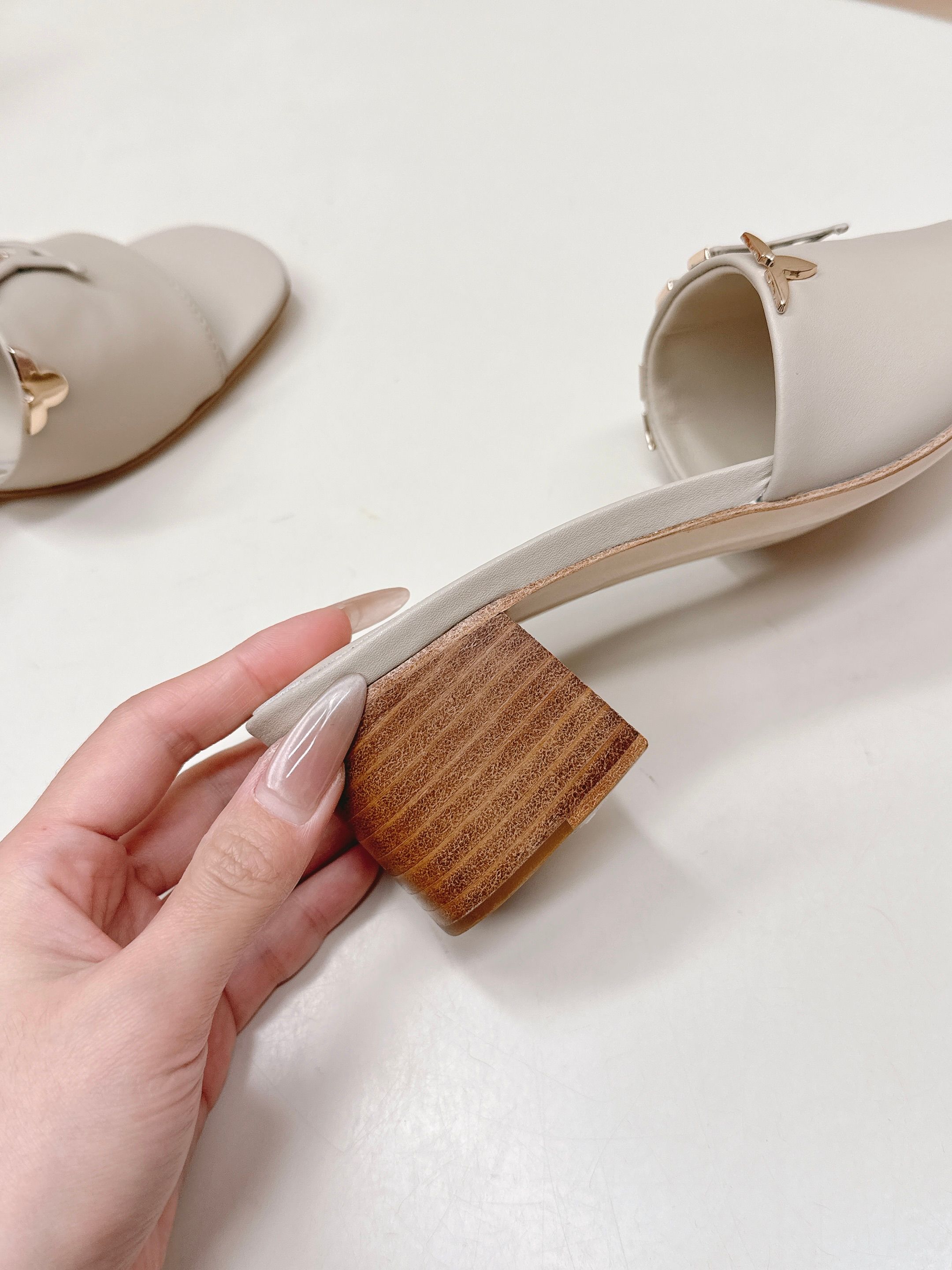Louis Vuitton 5 5cm粗跟 LV驴牌 2026系列 春夏新款高跟凉拖鞋 楦型百搭瘦脚yyds