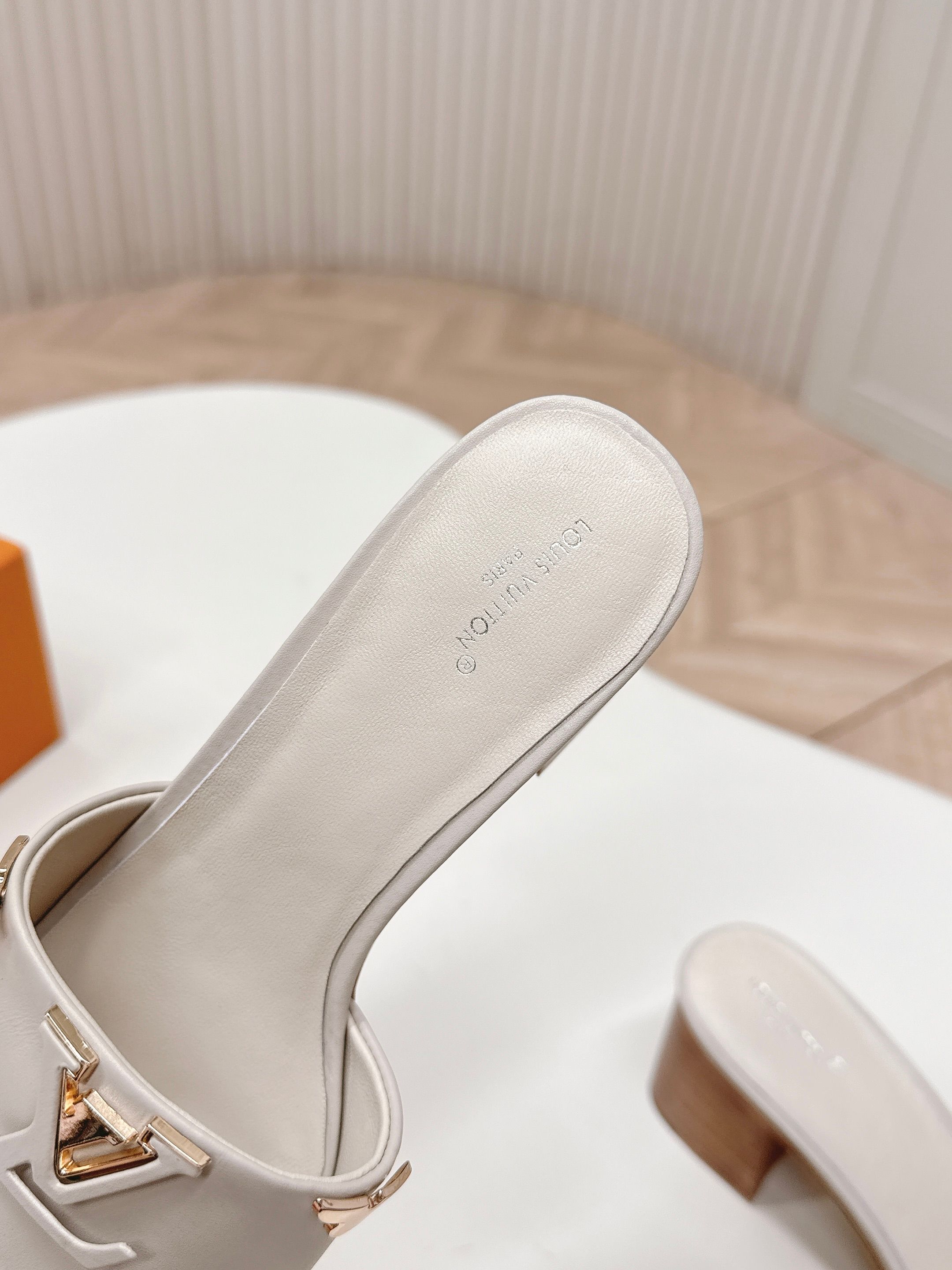 Louis Vuitton 5 5cm粗跟 LV驴牌 2026系列 春夏新款高跟凉拖鞋 楦型百搭瘦脚yyds