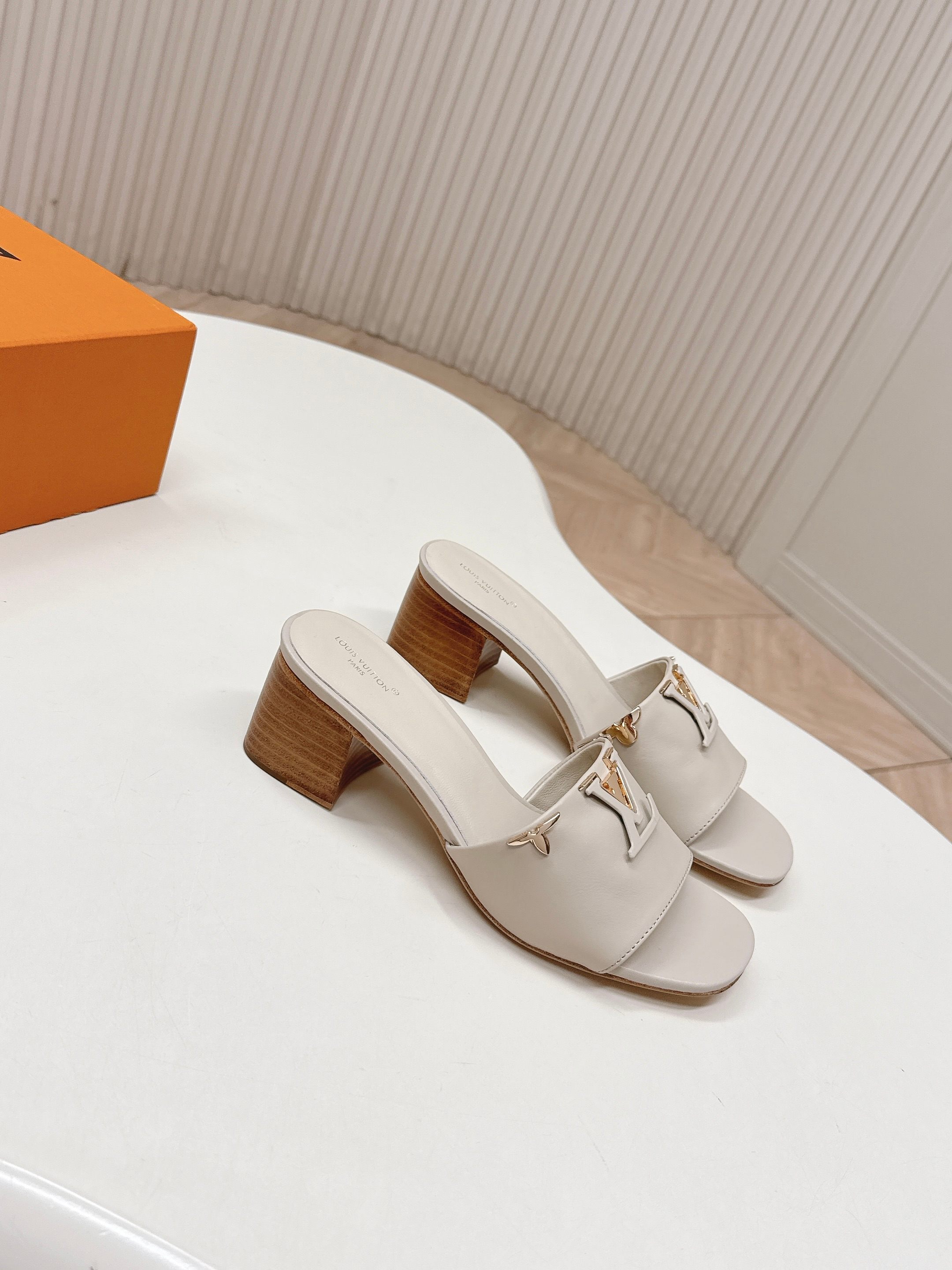 Louis Vuitton 5 5cm粗跟 LV驴牌 2026系列 春夏新款高跟凉拖鞋 楦型百搭瘦脚yyds